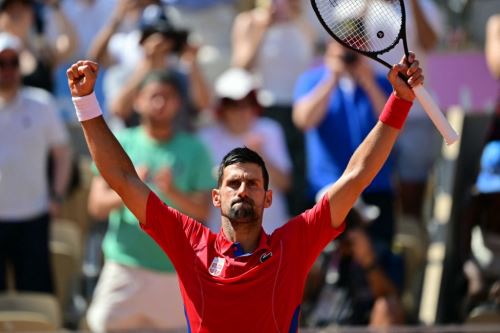 Djokovic levanta los brazos en señal de victoria