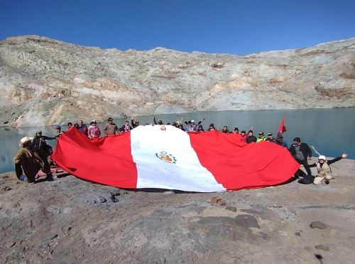 La bandera de Perú fue enarbolada en la cima del nevado Riti Patara, uno de los más altos de Huancavelica por decenas de pobladores y turistas que realizaron una caminata como parte de las actividades por Fiestas Patrias. ANDINA/Difusión
