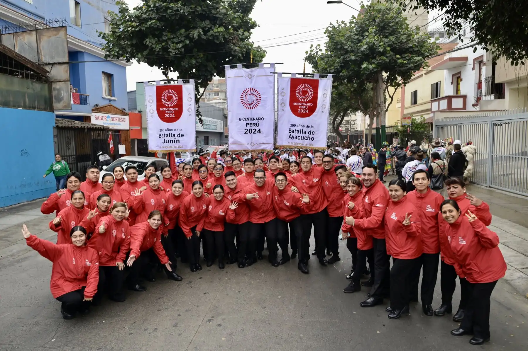 Imágenes previas de la delegación  de Junín y Ayacucho, protagonistas del Bicentenario, abren la Gran Parada y Desfile Cívico Militar. Participan danzantes de la chonguinada junina y el carnaval ayacuchano, junto con héroes de la independencia y voluntarios del Bicentenario. ANDINA/Bicentenario