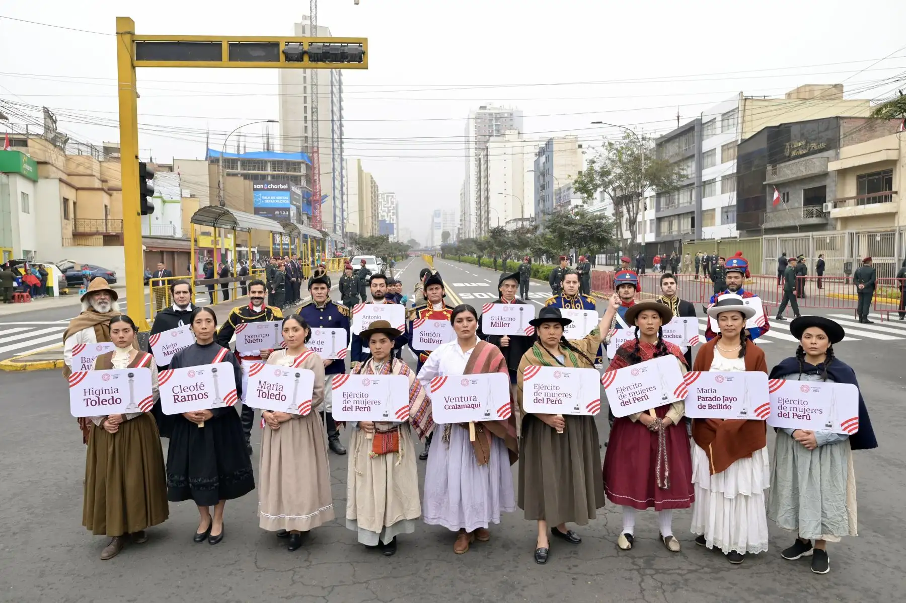 Imágenes previas de la delegación  de Junín y Ayacucho, protagonistas del Bicentenario, abren la Gran Parada y Desfile Cívico Militar. Participan danzantes de la chonguinada junina y el carnaval ayacuchano, junto con héroes de la independencia y voluntarios del Bicentenario. ANDINA/Bicentenario
