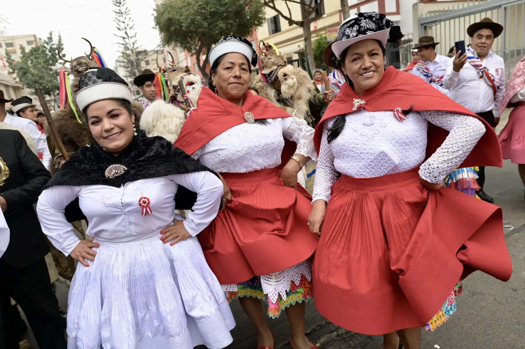 Imágenes previas de la delegación  de Junín y Ayacucho, protagonistas del Bicentenario, abren la Gran Parada y Desfile Cívico Militar. Participan danzantes de la chonguinada junina y el carnaval ayacuchano, junto con héroes de la independencia y voluntarios del Bicentenario. ANDINA/Bicentenario