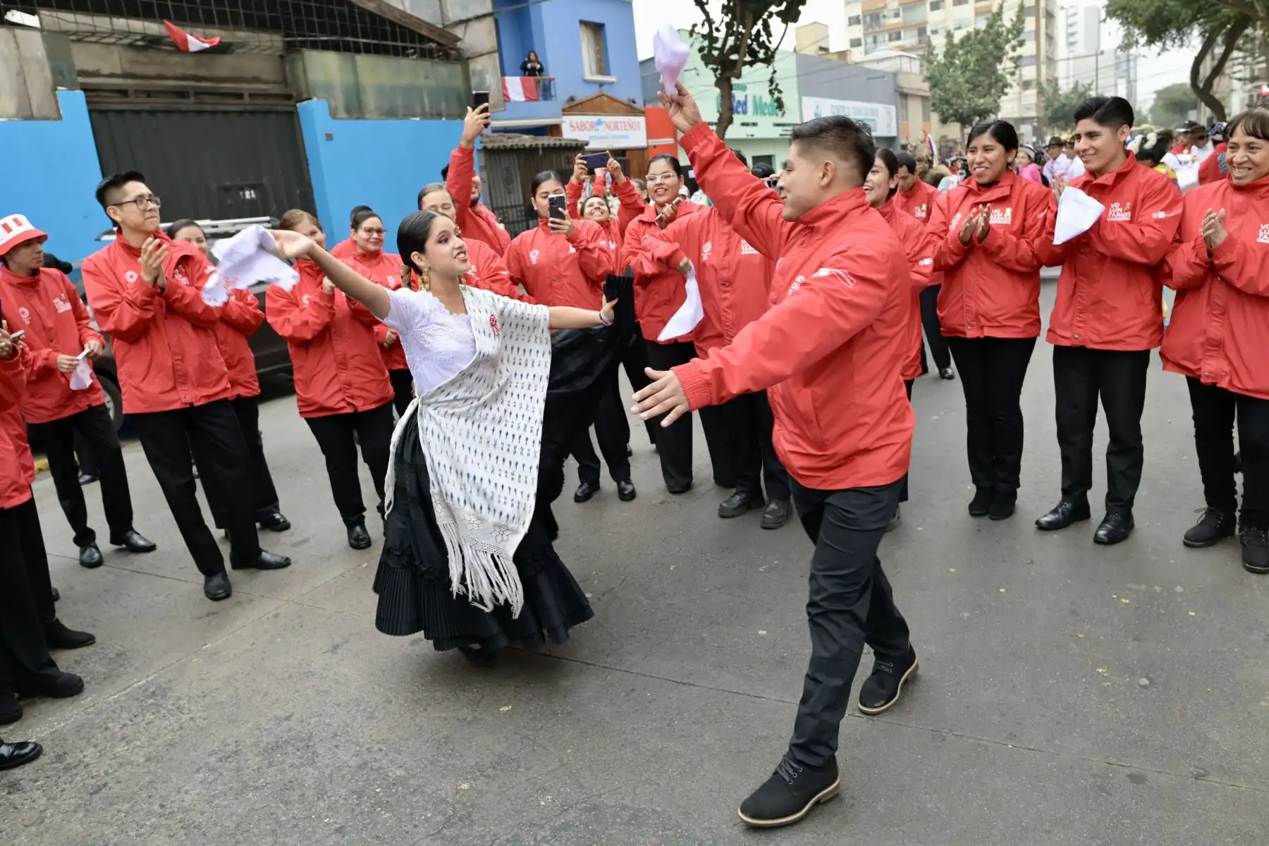 Imágenes previas de la delegación  de Junín y Ayacucho, protagonistas del Bicentenario, abren la Gran Parada y Desfile Cívico Militar. Participan danzantes de la chonguinada junina y el carnaval ayacuchano, junto con héroes de la independencia y voluntarios del Bicentenario. ANDINA/Bicentenario