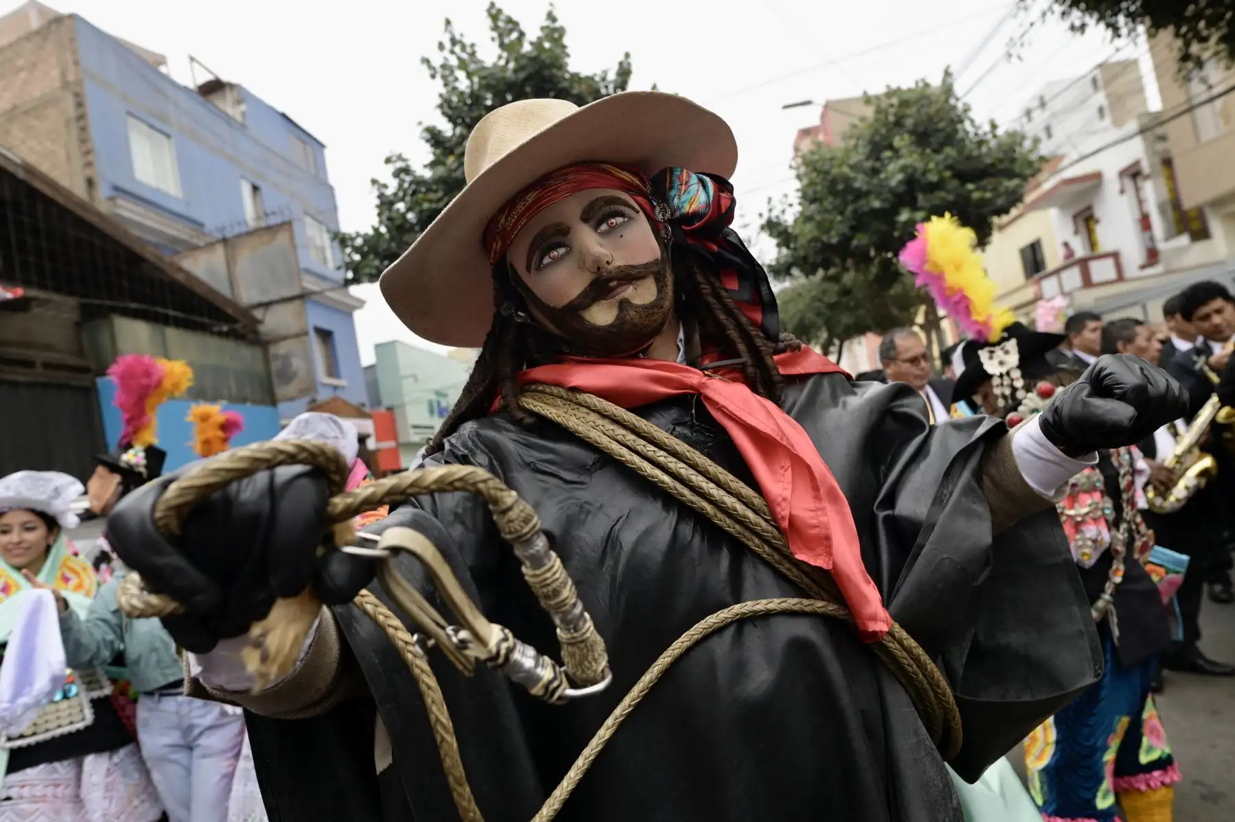 Imágenes previas de la delegación  de Junín y Ayacucho, protagonistas del Bicentenario, abren la Gran Parada y Desfile Cívico Militar. Participan danzantes de la chonguinada junina y el carnaval ayacuchano, junto con héroes de la independencia y voluntarios del Bicentenario. ANDINA/Bicentenario