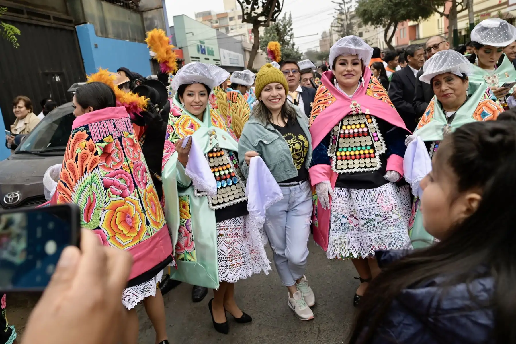 Imágenes previas de la delegación  de Junín y Ayacucho, protagonistas del Bicentenario, abren la Gran Parada y Desfile Cívico Militar. Participan danzantes de la chonguinada junina y el carnaval ayacuchano, junto con héroes de la independencia y voluntarios del Bicentenario. ANDINA/Bicentenario