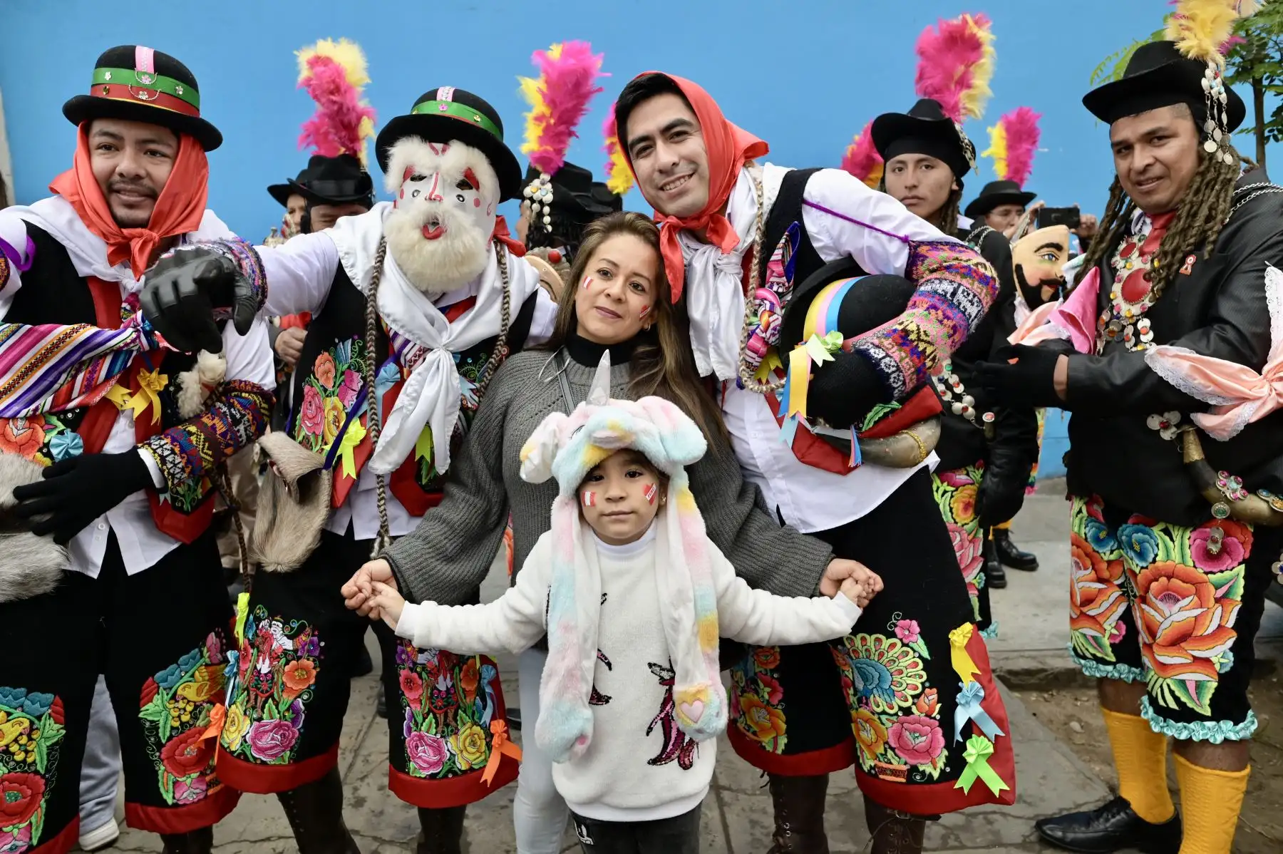 Imágenes previas de la delegación  de Junín y Ayacucho, protagonistas del Bicentenario, abren la Gran Parada y Desfile Cívico Militar. Participan danzantes de la chonguinada junina y el carnaval ayacuchano, junto con héroes de la independencia y voluntarios del Bicentenario. ANDINA/Bicentenario