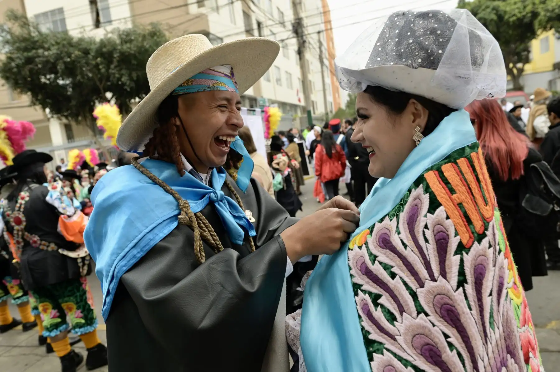 Imágenes previas de la delegación  de Junín y Ayacucho, protagonistas del Bicentenario, abren la Gran Parada y Desfile Cívico Militar. Participan danzantes de la chonguinada junina y el carnaval ayacuchano, junto con héroes de la independencia y voluntarios del Bicentenario. ANDINA/Bicentenario