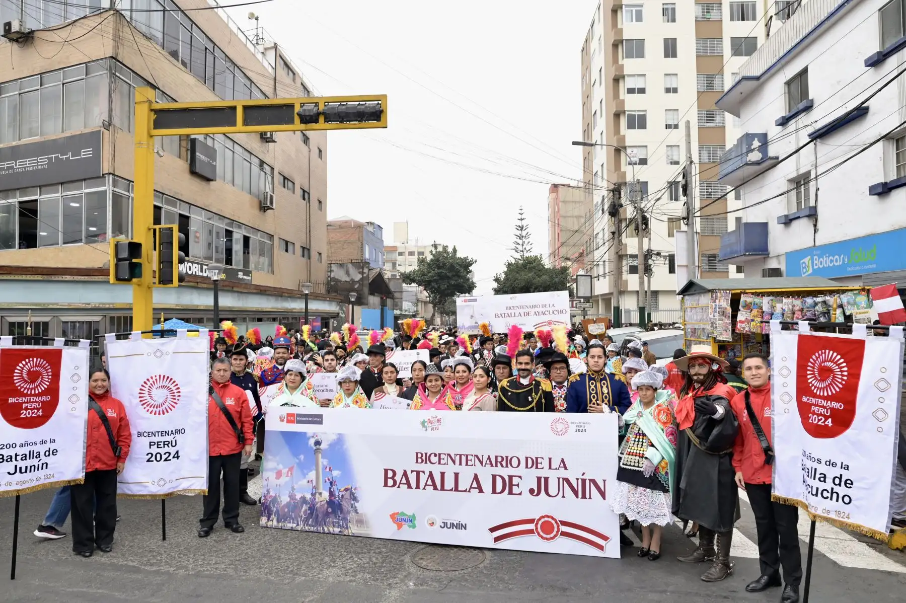 Imágenes previas de la delegación  de Junín y Ayacucho, protagonistas del Bicentenario, abren la Gran Parada y Desfile Cívico Militar. Participan danzantes de la chonguinada junina y el carnaval ayacuchano, junto con héroes de la independencia y voluntarios del Bicentenario. ANDINA/Bicentenario