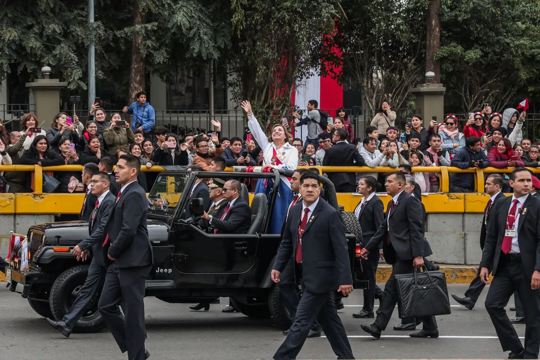 Presidenta Dina Boluarte se dirige a la Gran Parada y Desfile Cívico Militar. Foto: ANDINA/ Connie Calderon