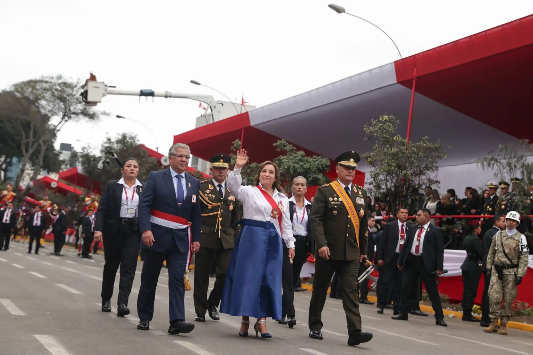Presidenta de la República, Dina Boluarte llega a la Gran Parada y Desfile Cívico Militar por el 203° aniversario de la Independencia Nacional del Perú. Foto: ANDINA/Prensa Presidencia