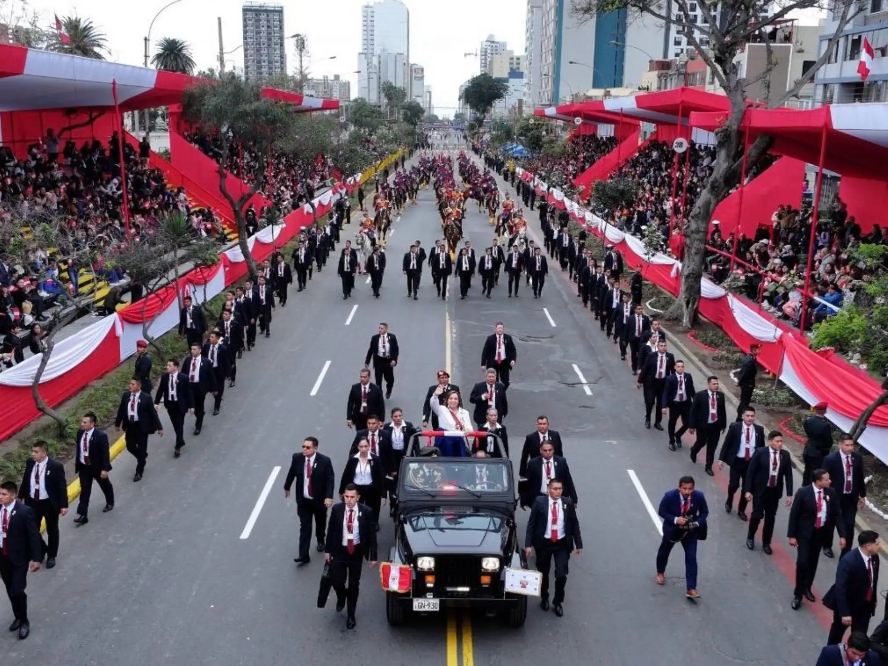 Presidenta de la República, Dina Boluarte llega a la Gran Parada y Desfile Cívico Militar por el 203° aniversario de la Independencia Nacional del Perú. Foto: ANDINA/Prensa Presidencia