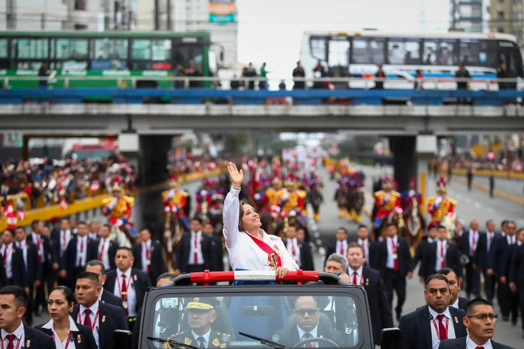 Presidenta de la República, Dina Boluarte llega a la Gran Parada y Desfile Cívico Militar por el 203° aniversario de la Independencia Nacional del Perú. Foto: ANDINA/Prensa Presidencia
