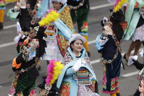 Coloridas comparsas de Junín y Ayacucho estuvieron presentes en Gran Parada Cívico-Militar. Foto: ANDINA