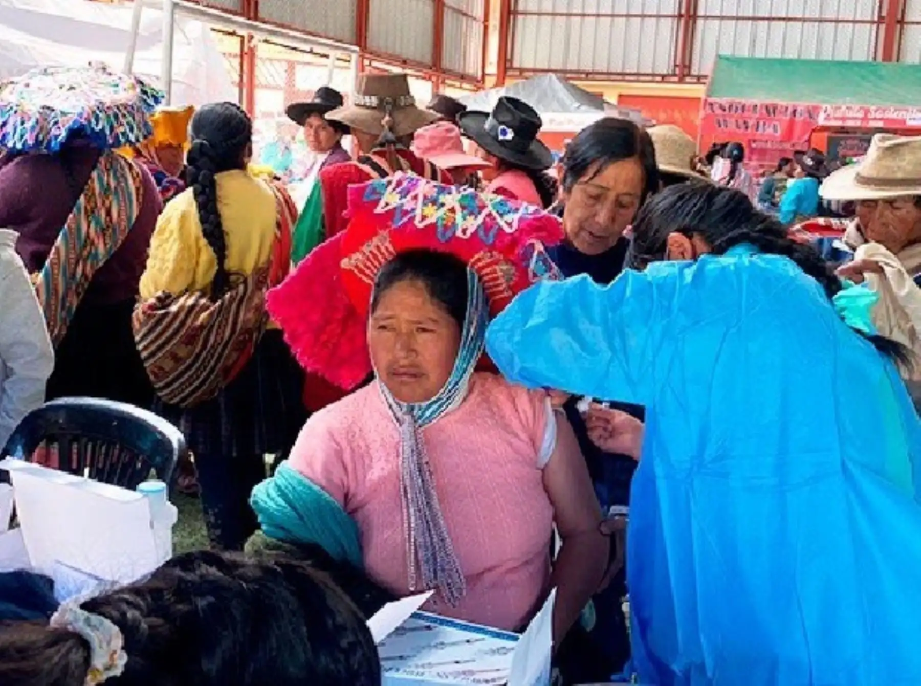 Familias de diversas comunidades campesinas del distrito cusqueño de Ocongate se vacunaron gratis durante la campaña de salud organizada por el Minsa y el programa Juntos. ANDINA/Difusión