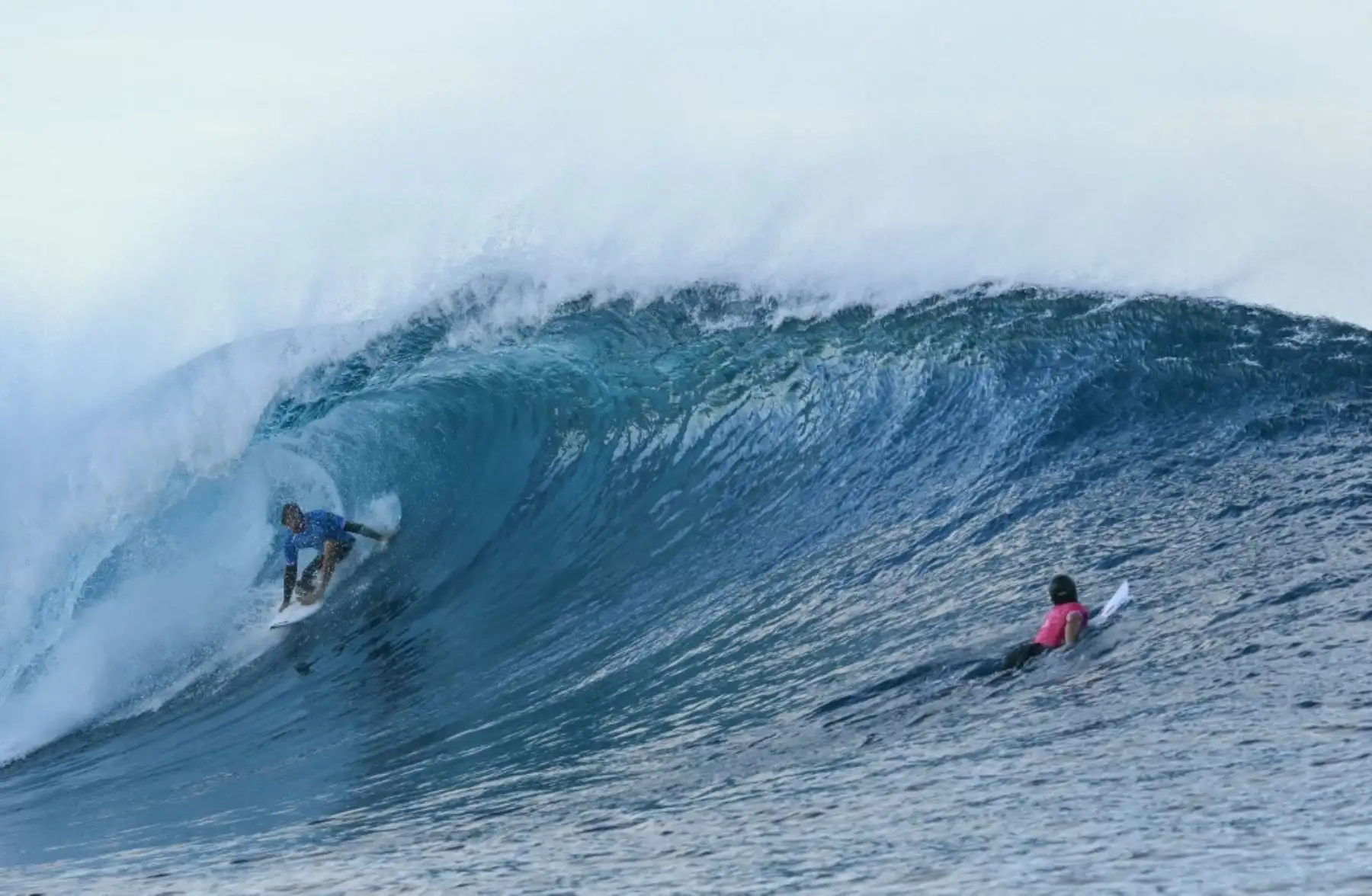 Alonso Correa del Equipo Perú monta una ola durante la tercera ronda de surf en el tercer día de los Juegos Olímpicos de París 2024 el 29 de julio de 2024 en Teahupo