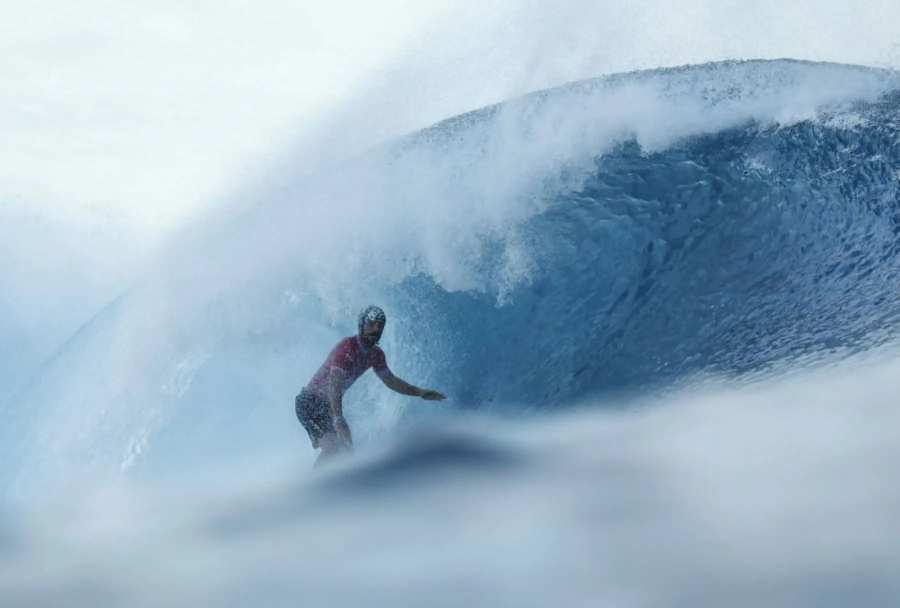 Alonso Correa del Equipo Perú monta una ola durante la tercera ronda de surf en el tercer día de los Juegos Olímpicos de París 2024 el 29 de julio de 2024 en Teahupo