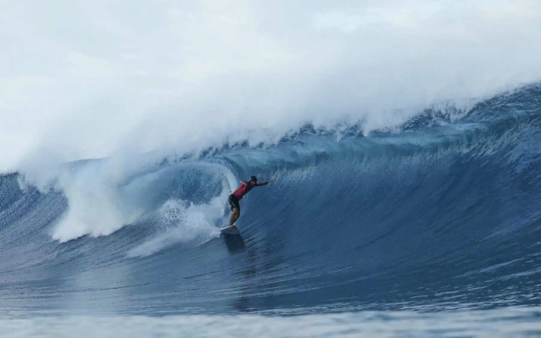Alonso Correa del Equipo Perú monta una ola durante la tercera ronda de surf en el tercer día de los Juegos Olímpicos de París 2024 el 29 de julio de 2024 en Teahupo