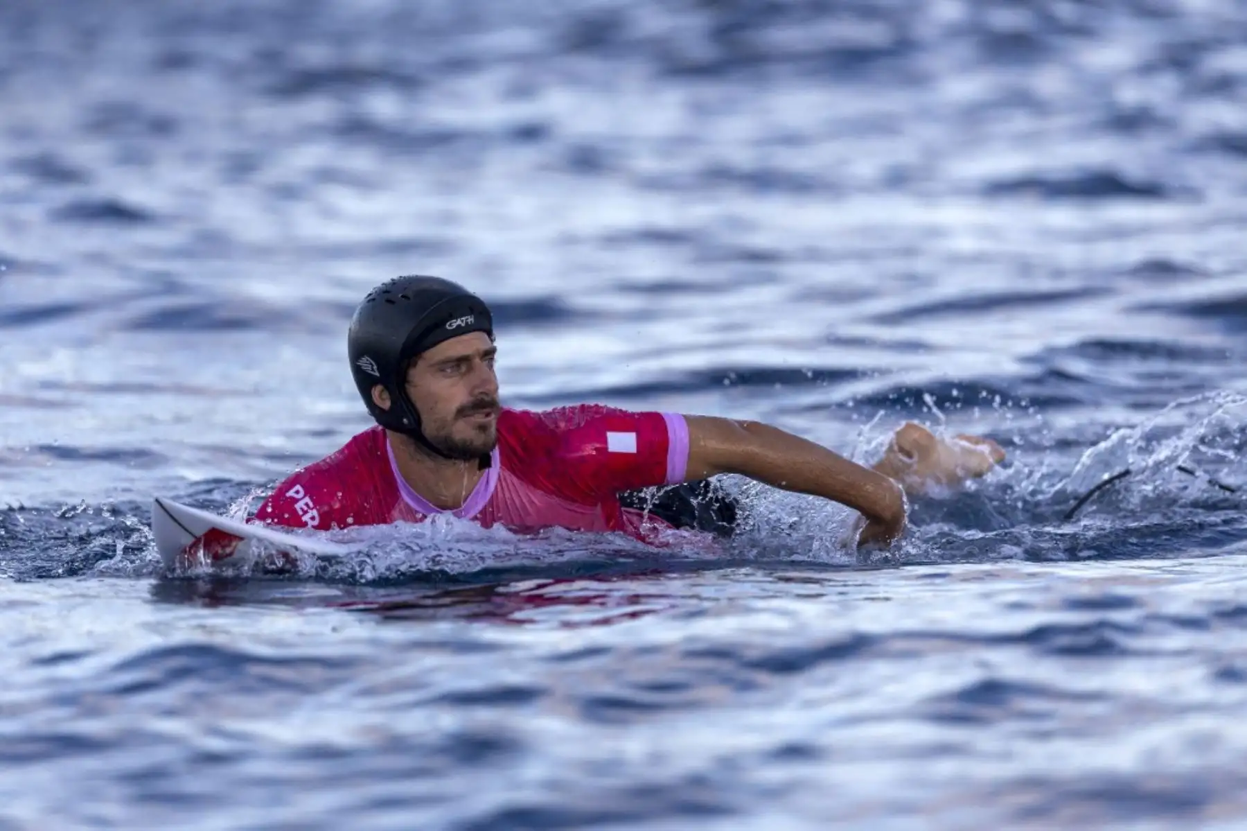 Alonso Correa del Equipo Perú durante la tercera ronda de surf en el tercer día de los Juegos Olímpicos de París 2024 el 29 de julio de 2024 en Teahupo