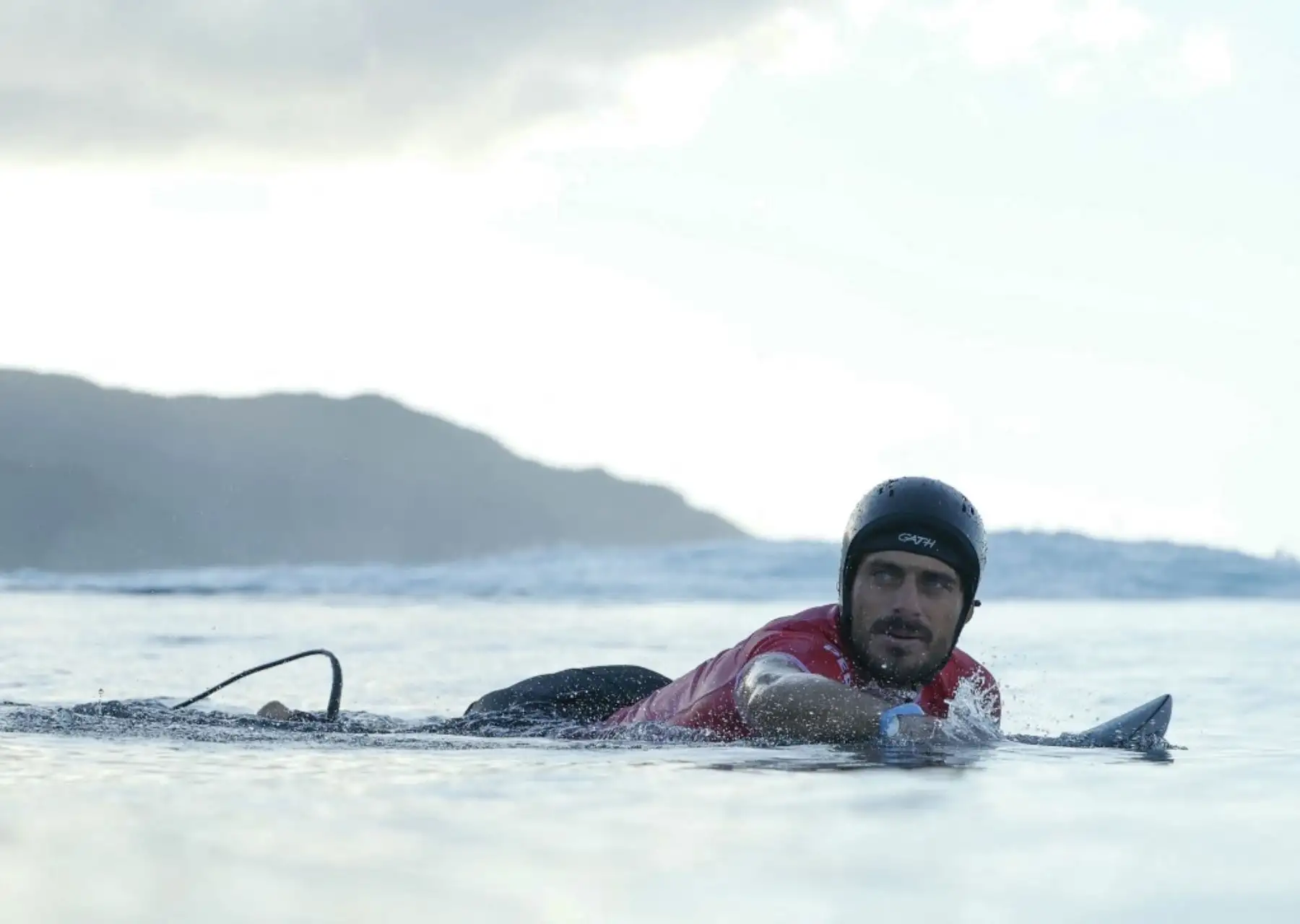 Alonso Correa del Equipo Perú durante la tercera ronda de surf en el tercer día de los Juegos Olímpicos de París 2024 el 29 de julio de 2024 en Teahupo