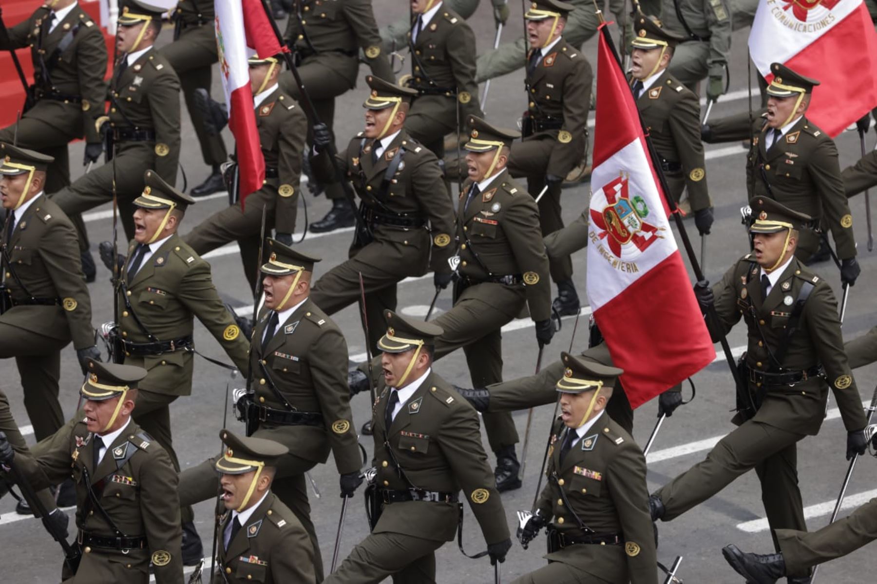 Parada Cívico Militar con paso gallardo y firme desfilan efectivos del