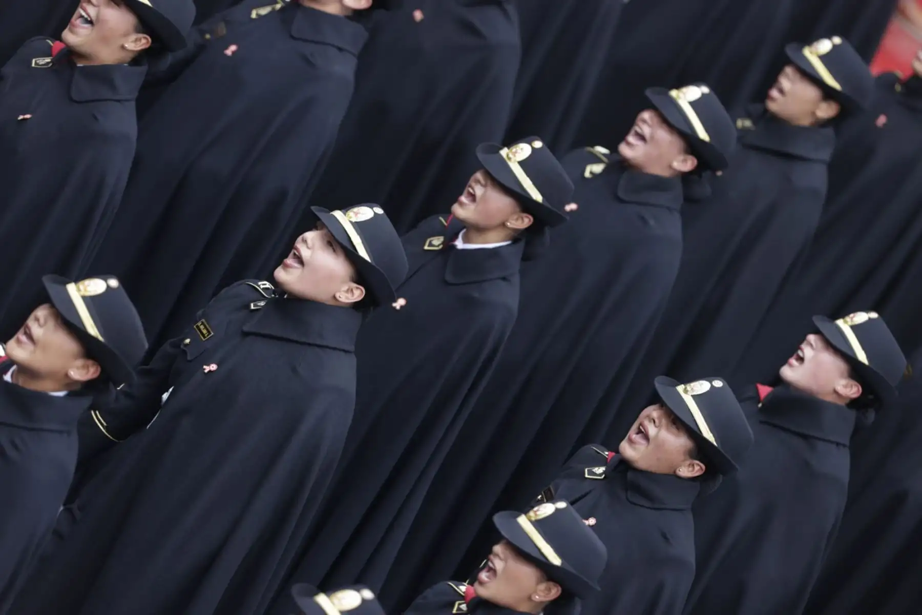 Cadetes femeninas de la Escuela de Oficiales de la PNP demuestran paso firme y gallardo durante la Gran Parada y Desfile Militar como parte de los actos conmemorativos por el 203° aniversario de la Independencia del Perú. Foto: ANDINA/ Luis Iparraguirre