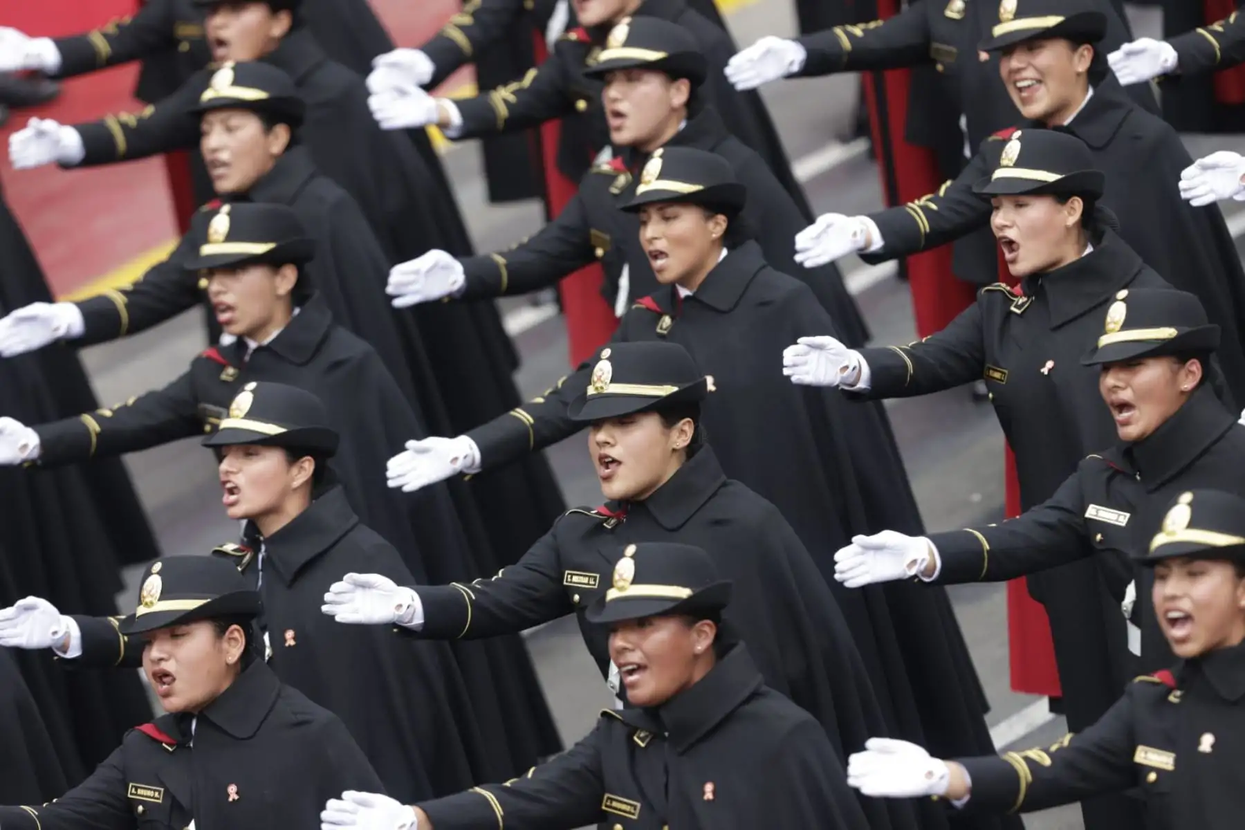Cadetes femeninas de la Escuela de Oficiales de la PNP demuestran paso firme y gallardo durante la Gran Parada y Desfile Militar como parte de los actos conmemorativos por el 203° aniversario de la Independencia del Perú. Foto: ANDINA/ Luis Iparraguirre
