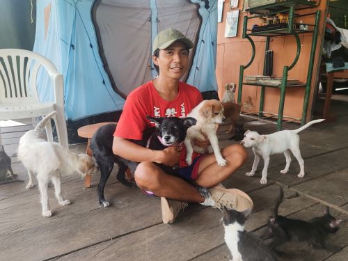 Conoce a Francisco Gonzales, el ingenioso emprendedor gastronómico y protector de animales que cuida mascotas abandonadas, quien se ha convertido en un personaje en Iquitos. ANDINA/Difusión