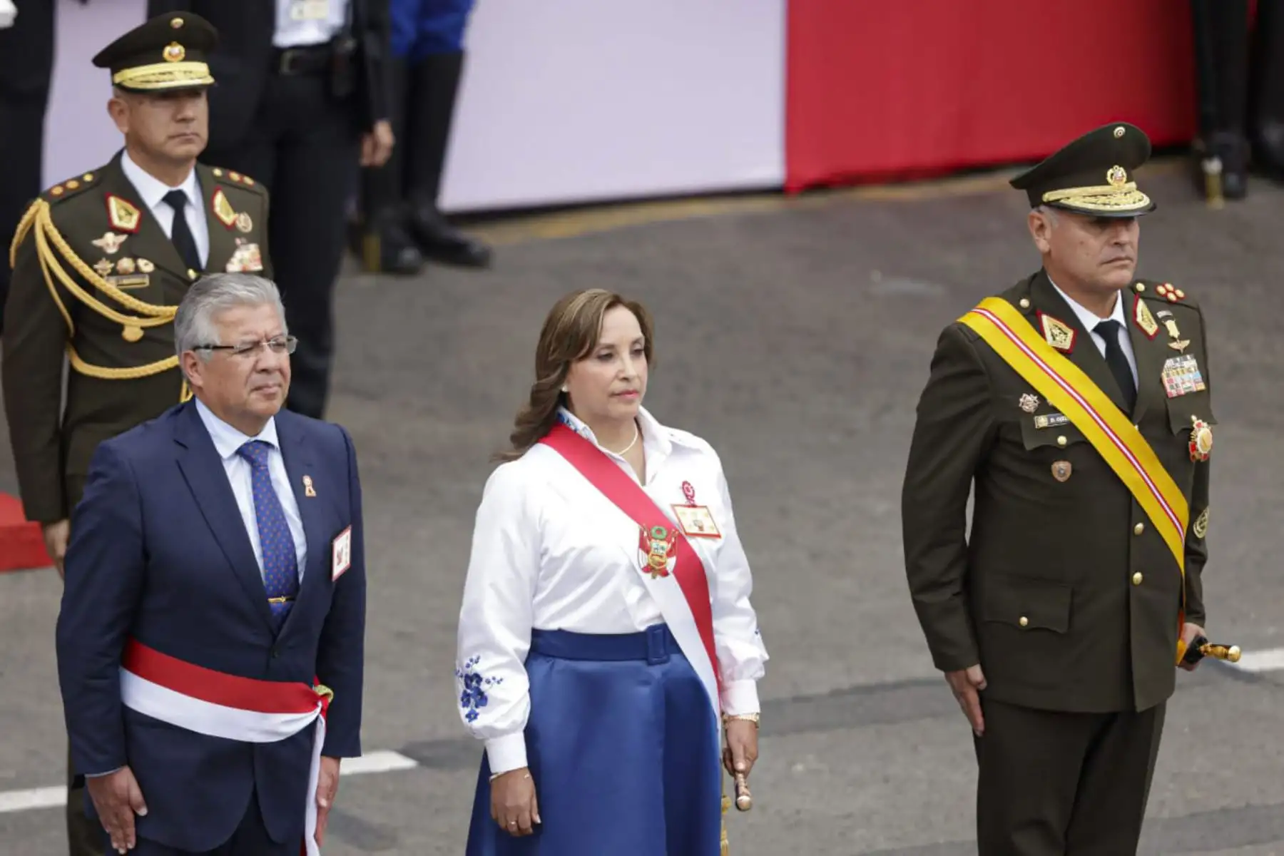 Presidenta de la República, Dina Boluarte se retira tras culminar la Gran Parada y Desfile Cívico Militar. Foto: ANDINA/ Luis Iparraguirre