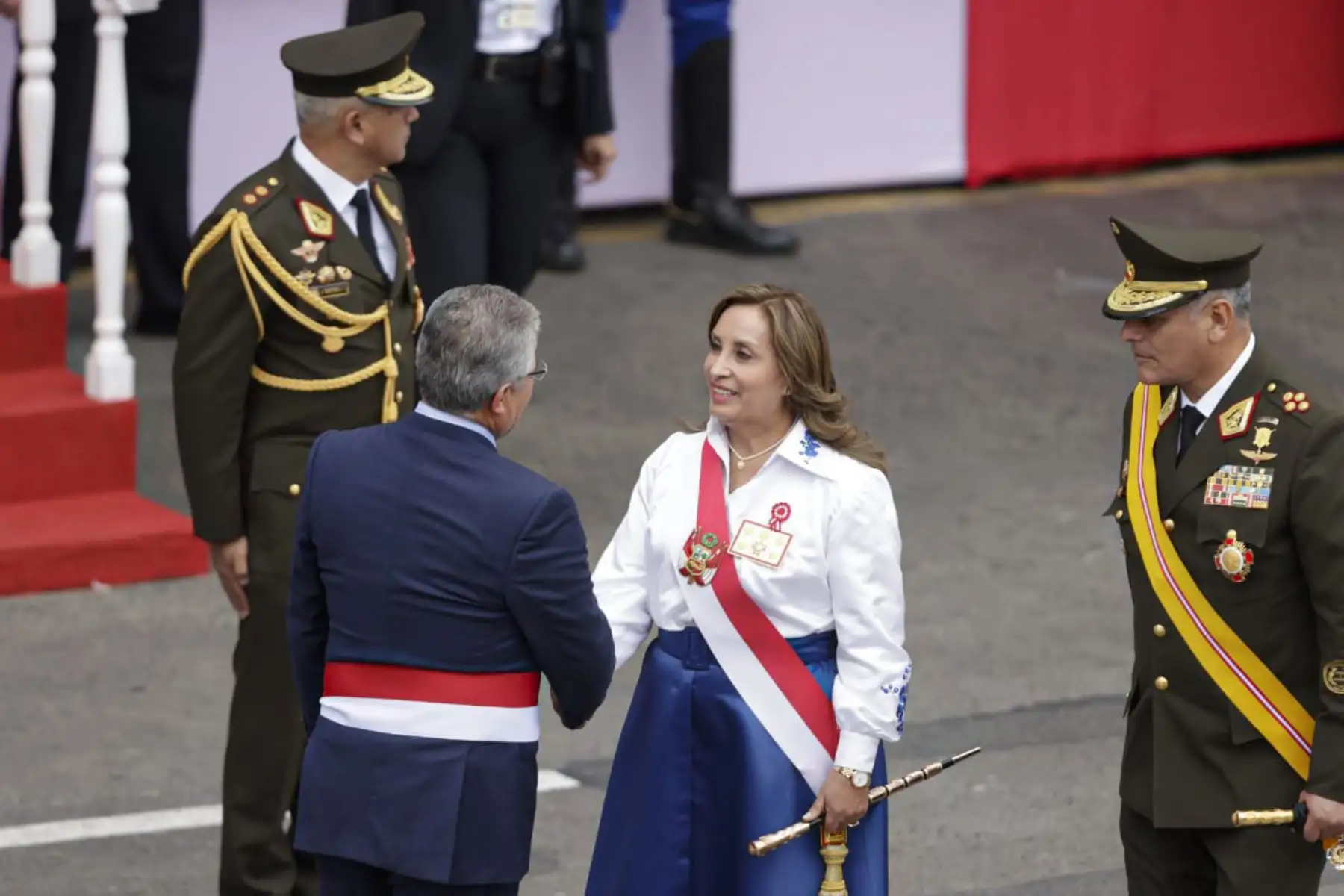Presidenta de la República, Dina Boluarte se retira tras culminar la Gran Parada y Desfile Cívico Militar. Foto: ANDINA/ Luis Iparraguirre