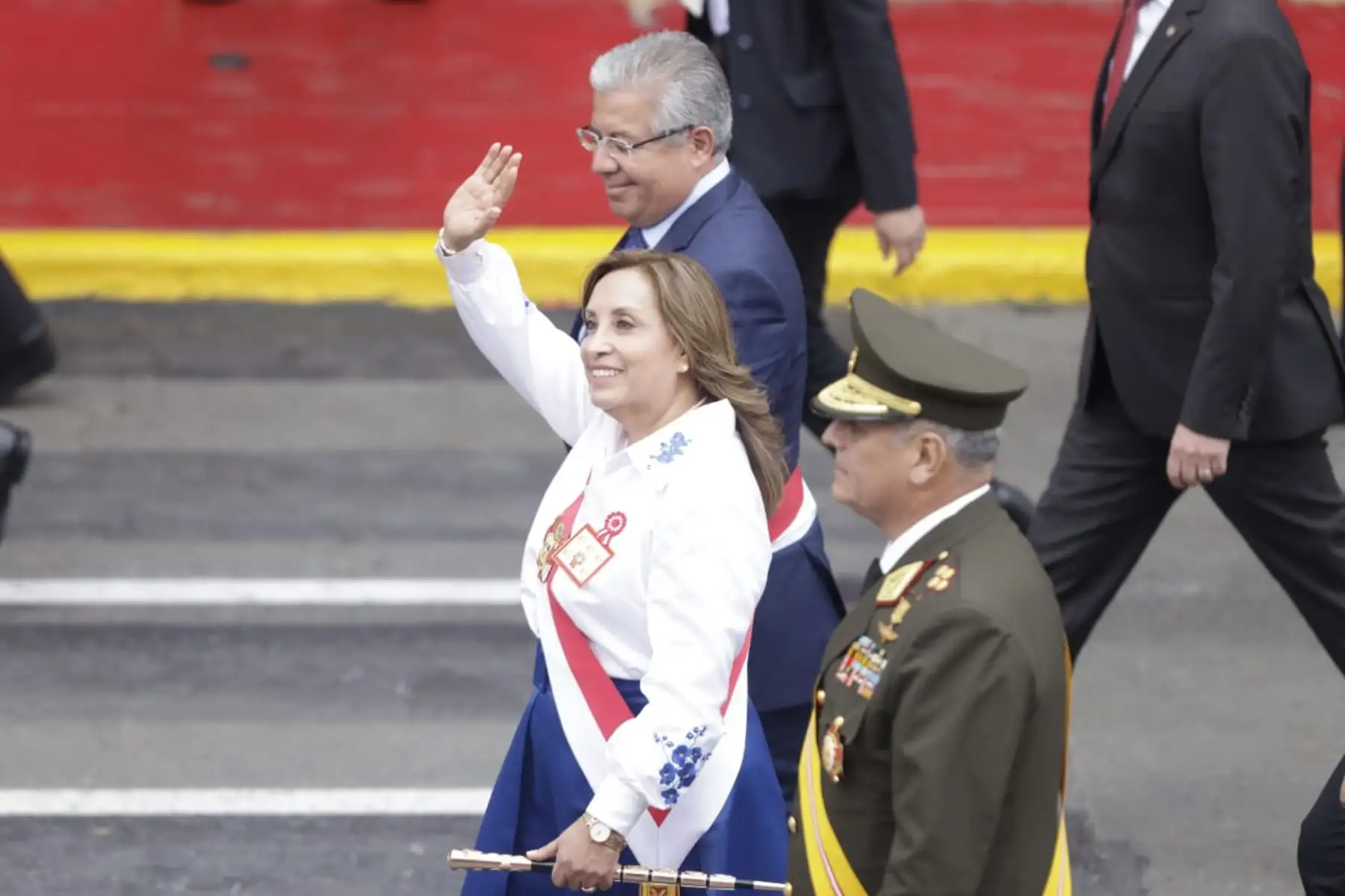 Presidenta de la República, Dina Boluarte se retira tras culminar la Gran Parada y Desfile Cívico Militar. Foto:ANDINA/Luis Iparraguirre