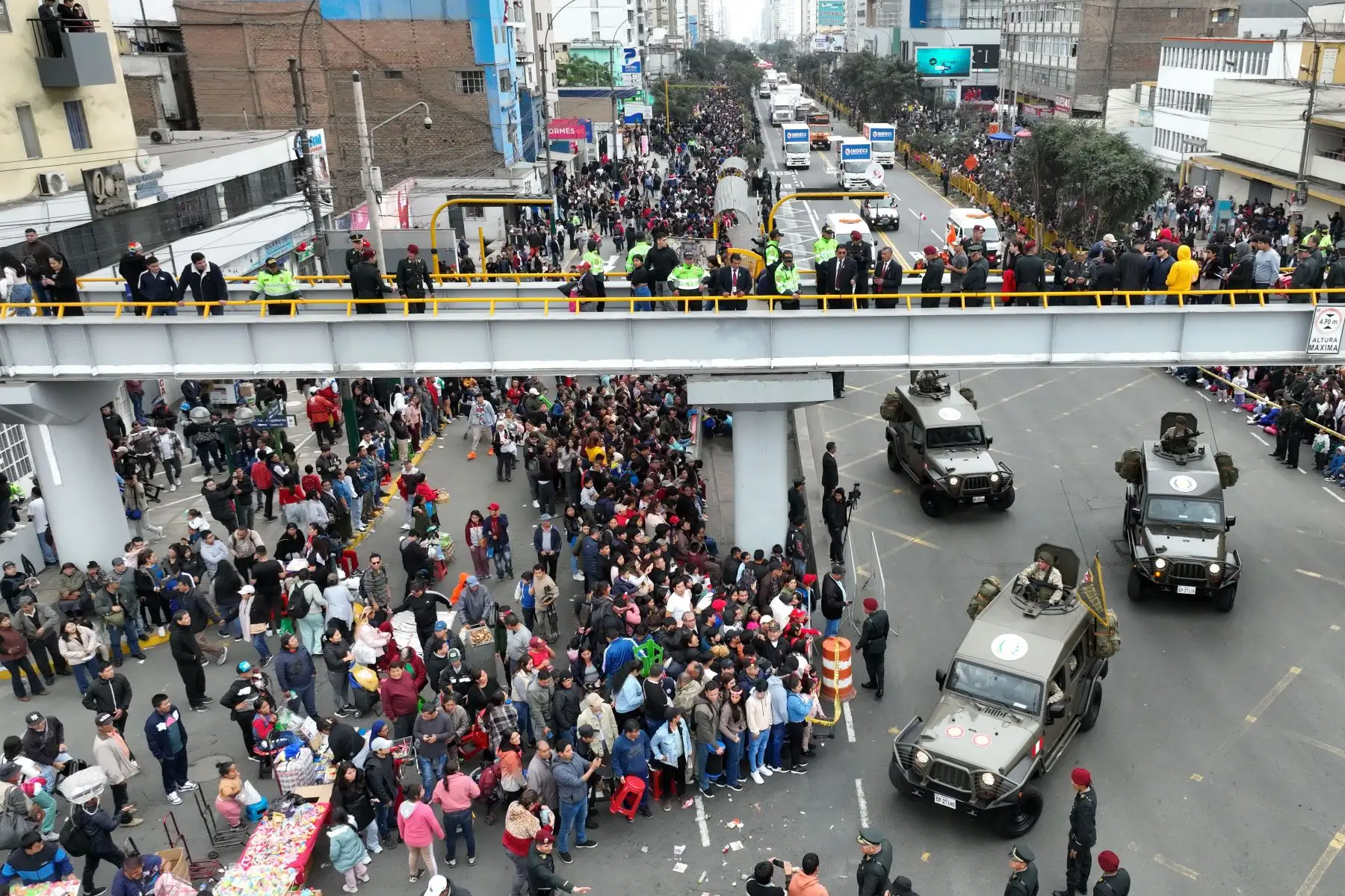 Vehículos militares y de uso civil desfilaron por la avenida Brasil el lunes 29 de julio ante una gran multitud de personas en la Gran Parada y Desfile Cívico Militar por las Fiestas Patrias del Perú. Foto: ANDINA/Daniel Bracamonte