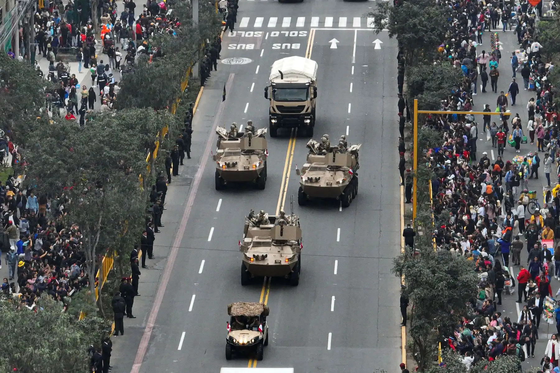 Vehículos militares y de uso civil desfilaron por la avenida Brasil el lunes 29 de julio ante una gran multitud de personas en la Gran Parada y Desfile Cívico Militar por las Fiestas Patrias del Perú. Foto: ANDINA/Daniel Bracamonte