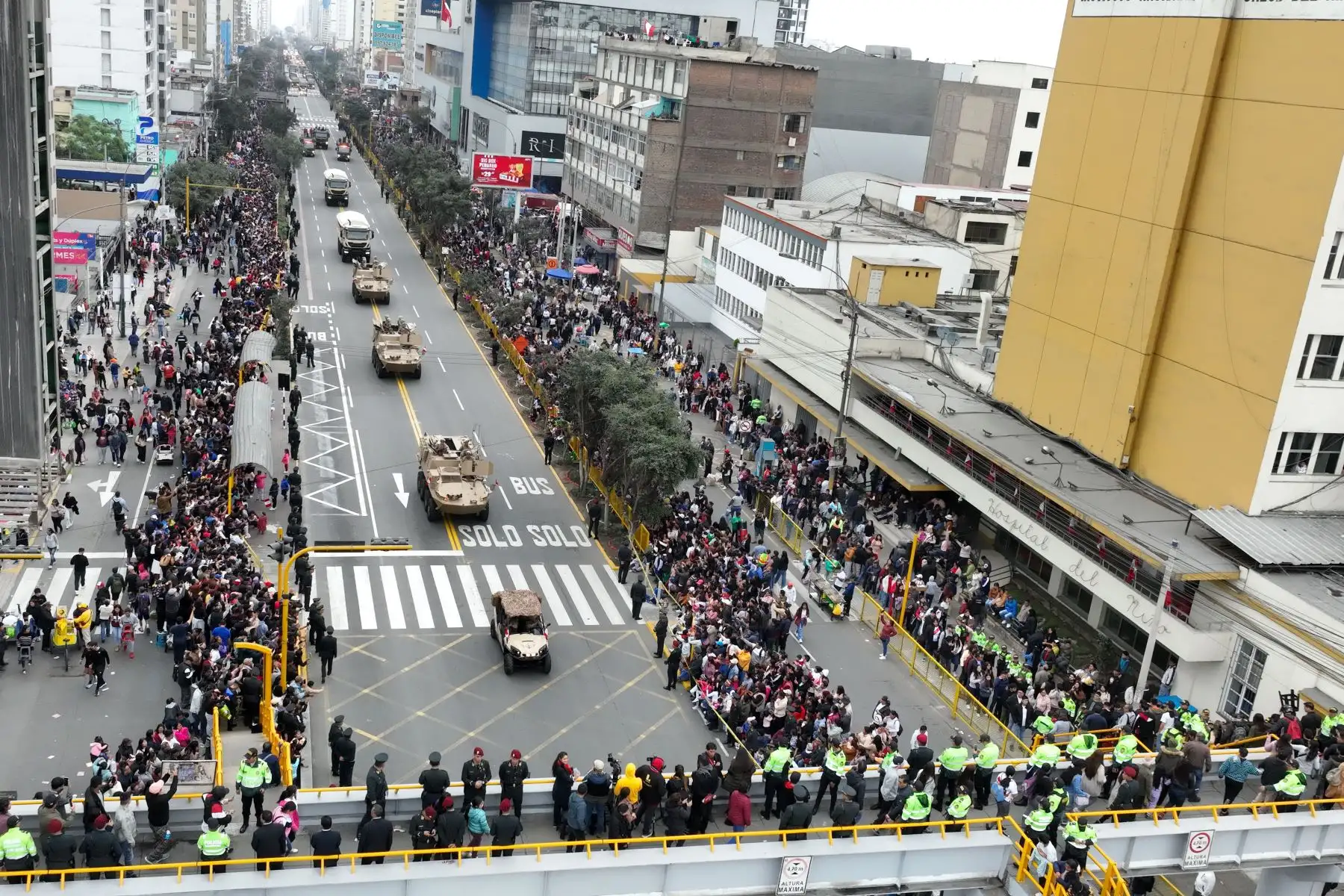 Vehículos militares y de uso civil desfilaron por la avenida Brasil el lunes 29 de julio ante una gran multitud de personas en la Gran Parada y Desfile Cívico Militar por las Fiestas Patrias del Perú. Foto: ANDINA/Daniel Bracamonte