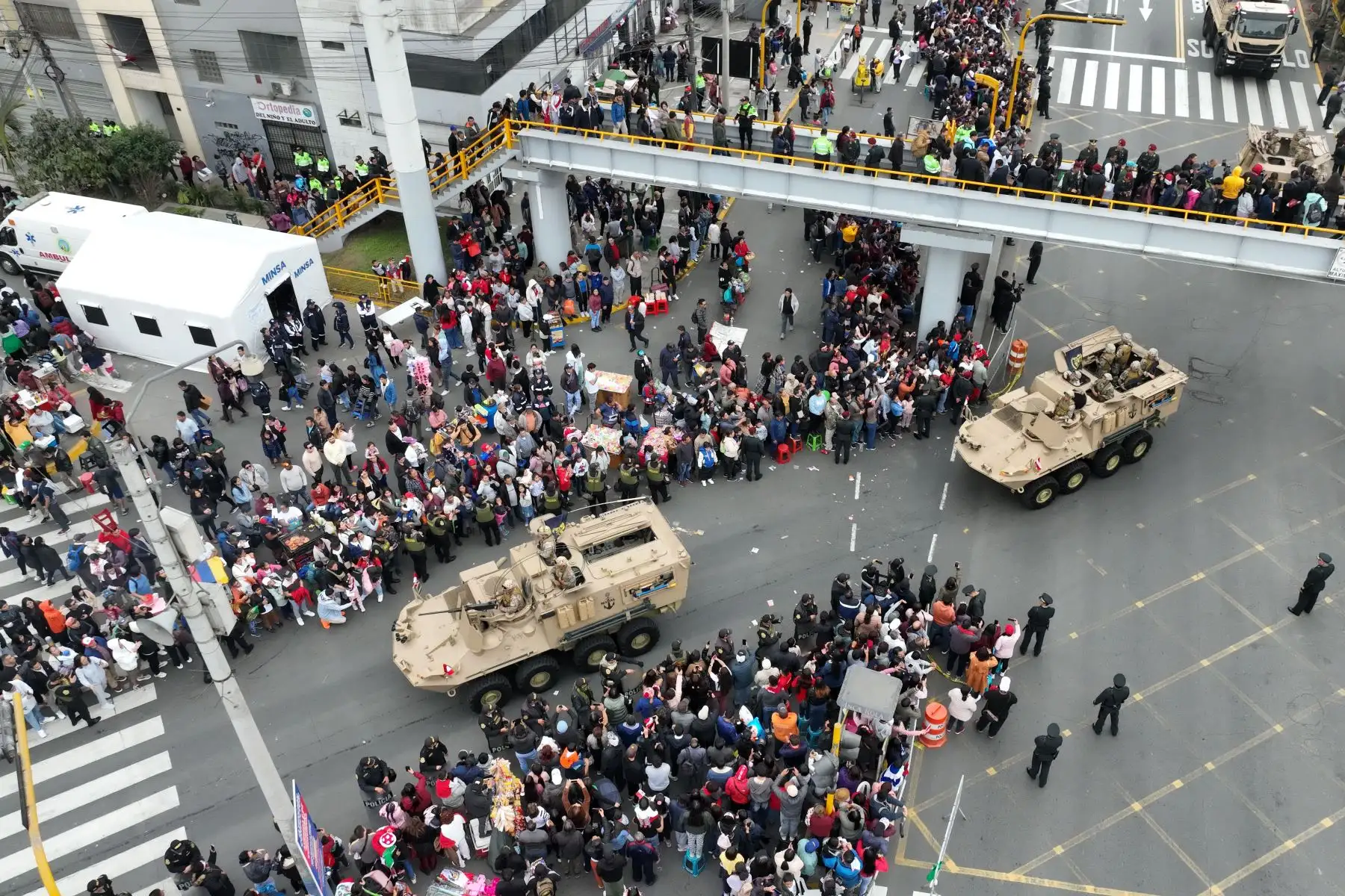 Vehículos militares y de uso civil desfilaron por la avenida Brasil el lunes 29 de julio ante una gran multitud de personas en la Gran Parada y Desfile Cívico Militar por las Fiestas Patrias del Perú. Foto: ANDINA/Daniel Bracamonte
