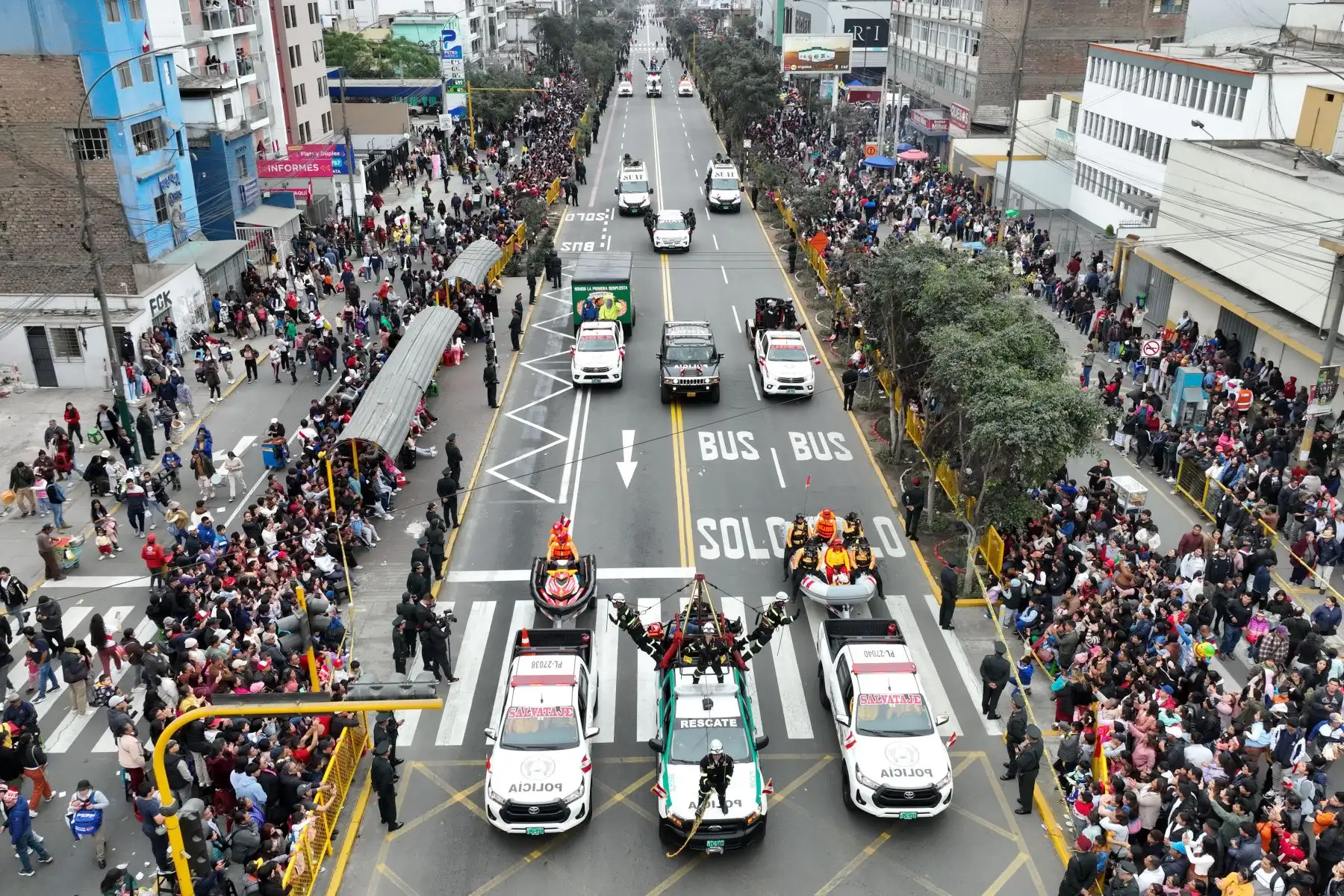 Vehículos militares y de uso civil desfilaron por la avenida Brasil el lunes 29 de julio ante una gran multitud de personas en la Gran Parada y Desfile Cívico Militar por las Fiestas Patrias del Perú. Foto: ANDINA/Daniel Bracamonte
