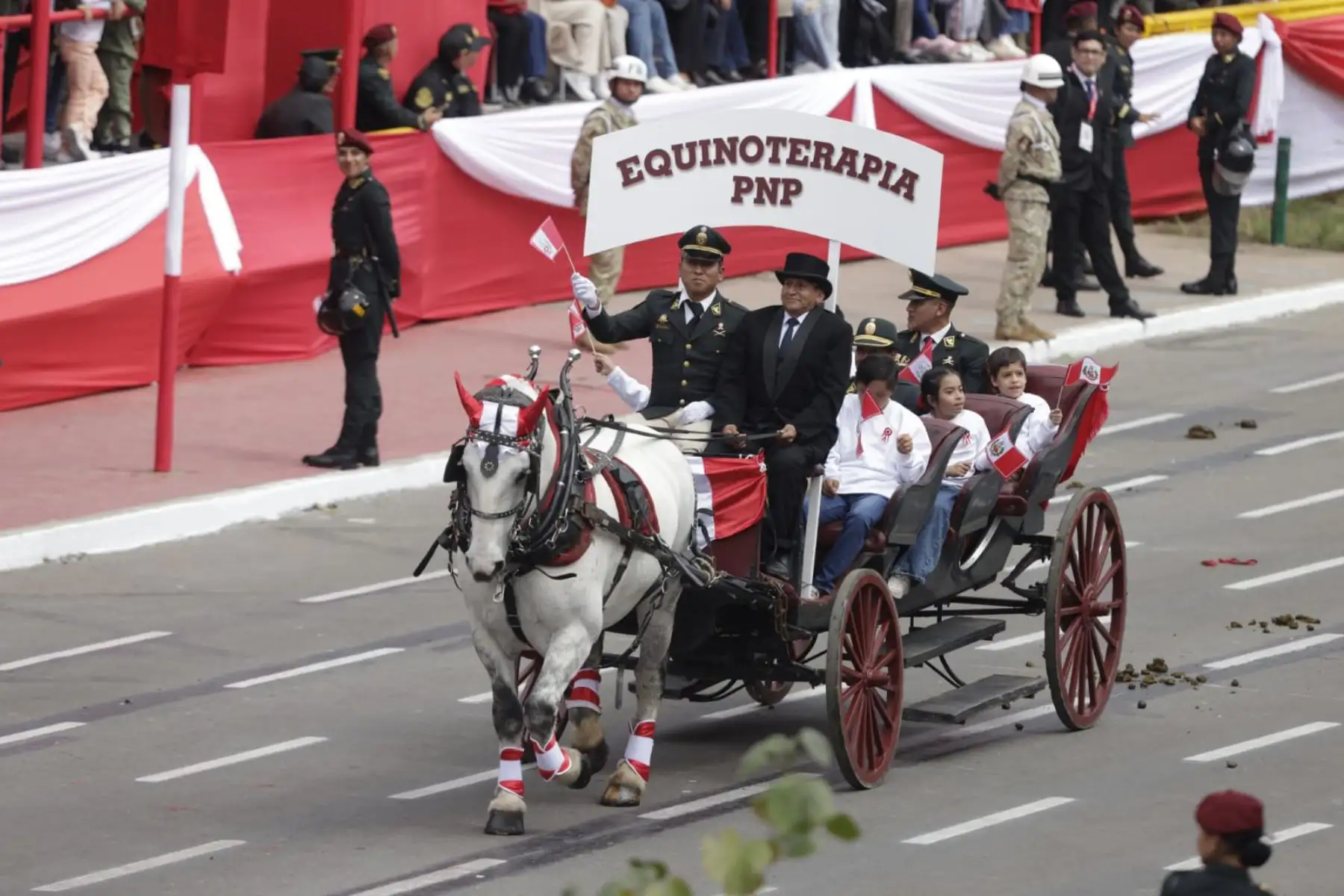 Servicio de Equinoterapia para niños de la PNP hace su paso en la Gran Parada y Desfile Cívico Militar.  Foto: ANDINA/Luis Iparraguirre