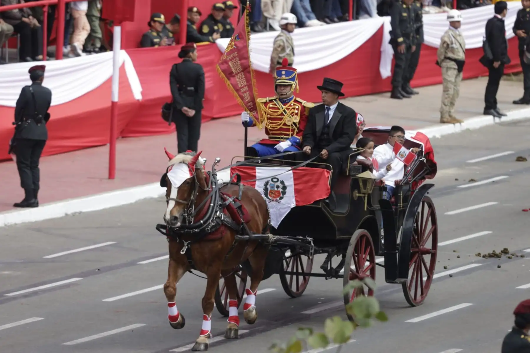 Servicio de Equinoterapia para niños de la PNP hace su paso en la Gran Parada y Desfile Cívico Militar.  Foto: ANDINA/Luis Iparraguirre