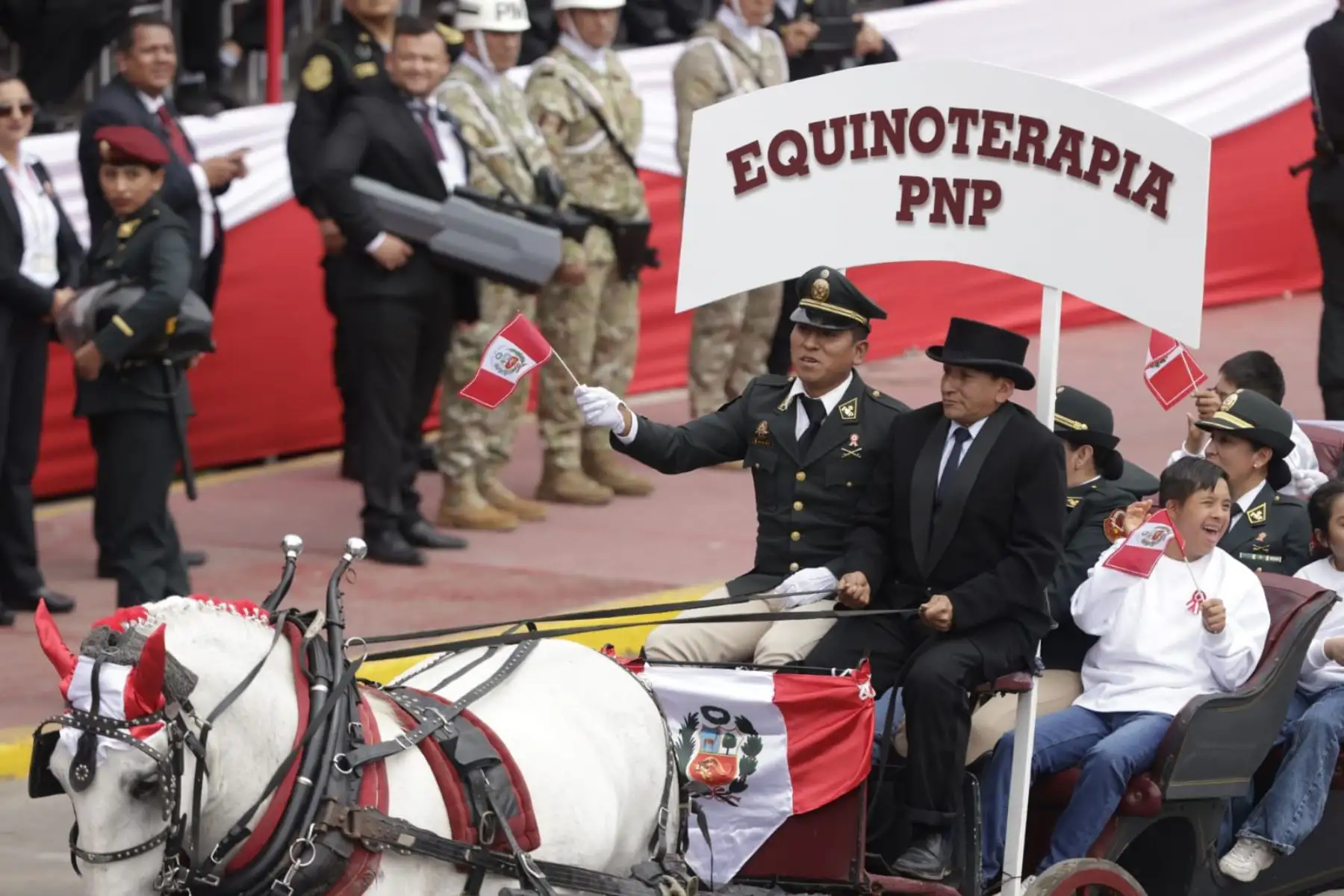 Servicio de Equinoterapia para niños de la PNP hace su paso en la Gran Parada y Desfile Cívico Militar.  Foto: ANDINA/Luis Iparraguirre