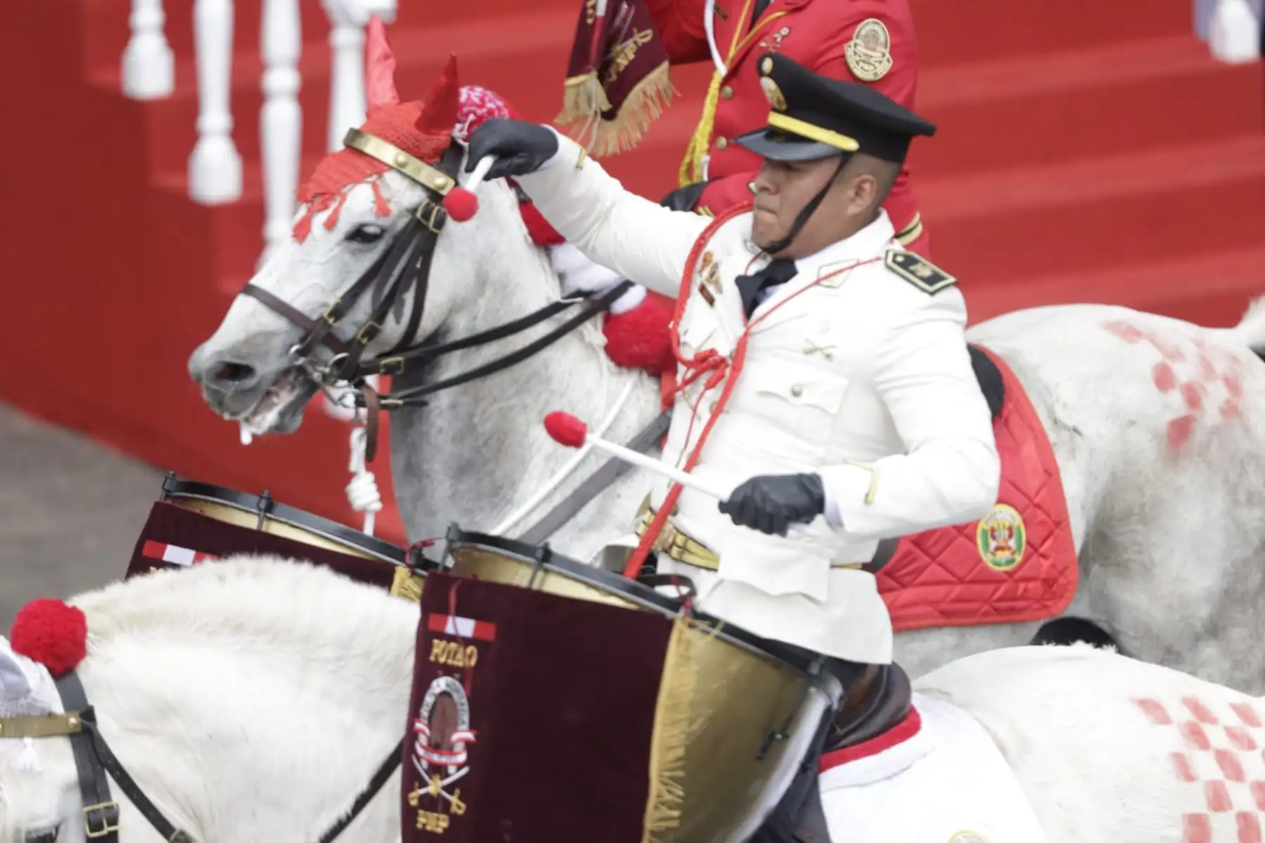 Brigadas de caballería de la Policía Nacional y del Ejercito participan en la Gran Parada y Desfile Cívico Militar.  Foto: ANDINA/Luis Iparraguirre