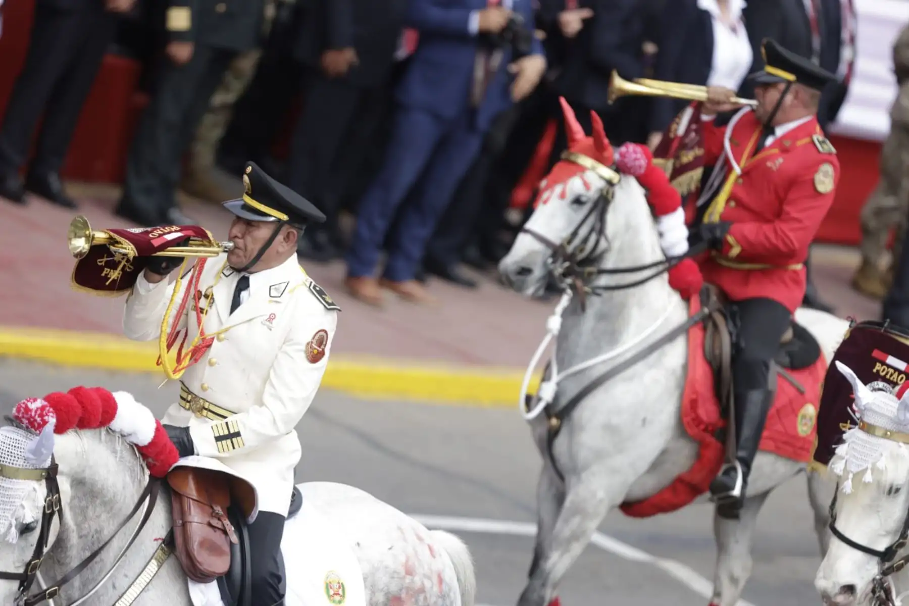 Brigadas de caballería de la Policía Nacional y del Ejercito participan en la Gran Parada y Desfile Cívico Militar.  Foto: ANDINA/Luis Iparraguirre