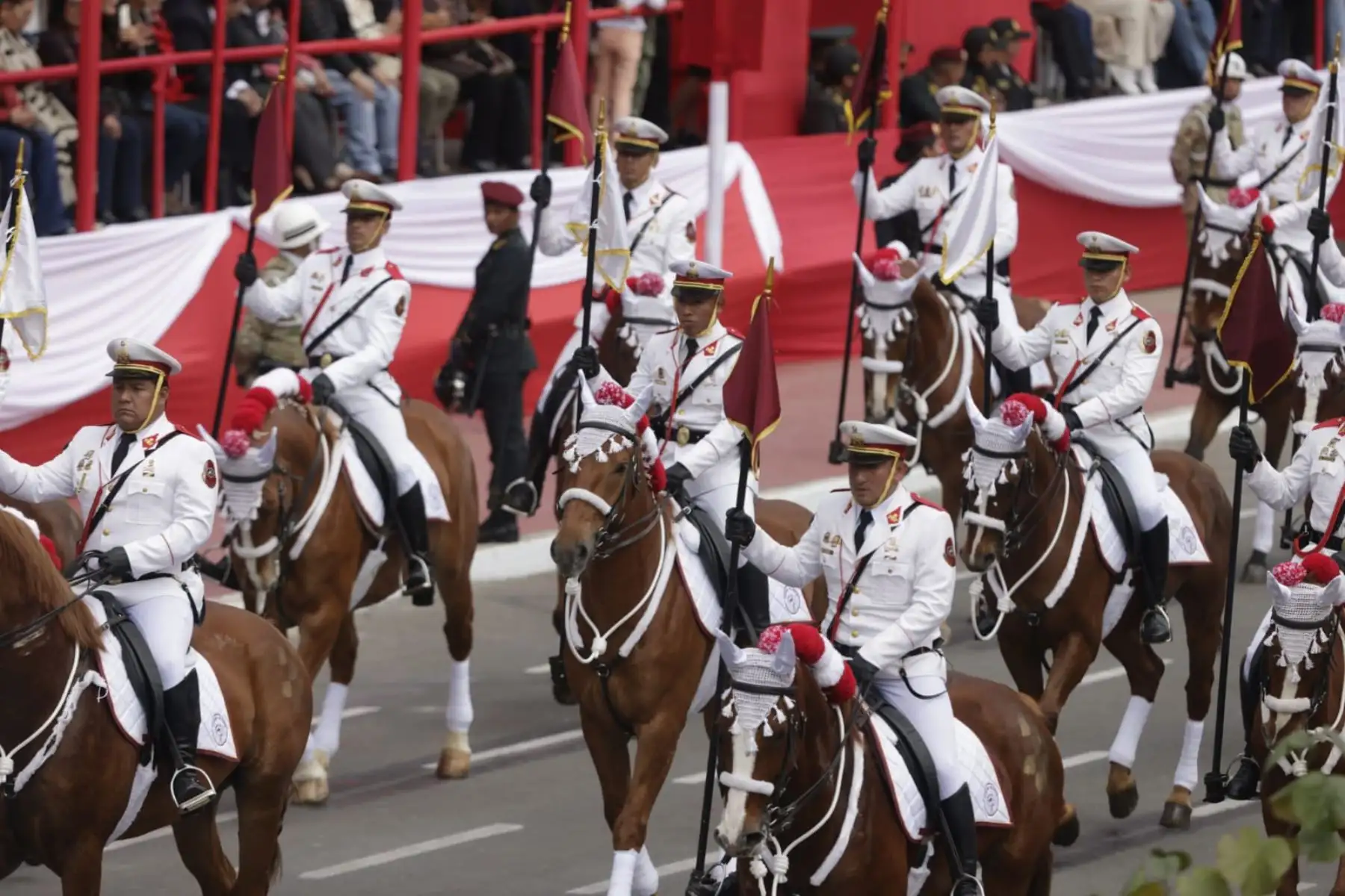 Brigadas de caballería de la Policía Nacional y del Ejercito participan en la Gran Parada y Desfile Cívico Militar.  Foto: ANDINA/Luis Iparraguirre