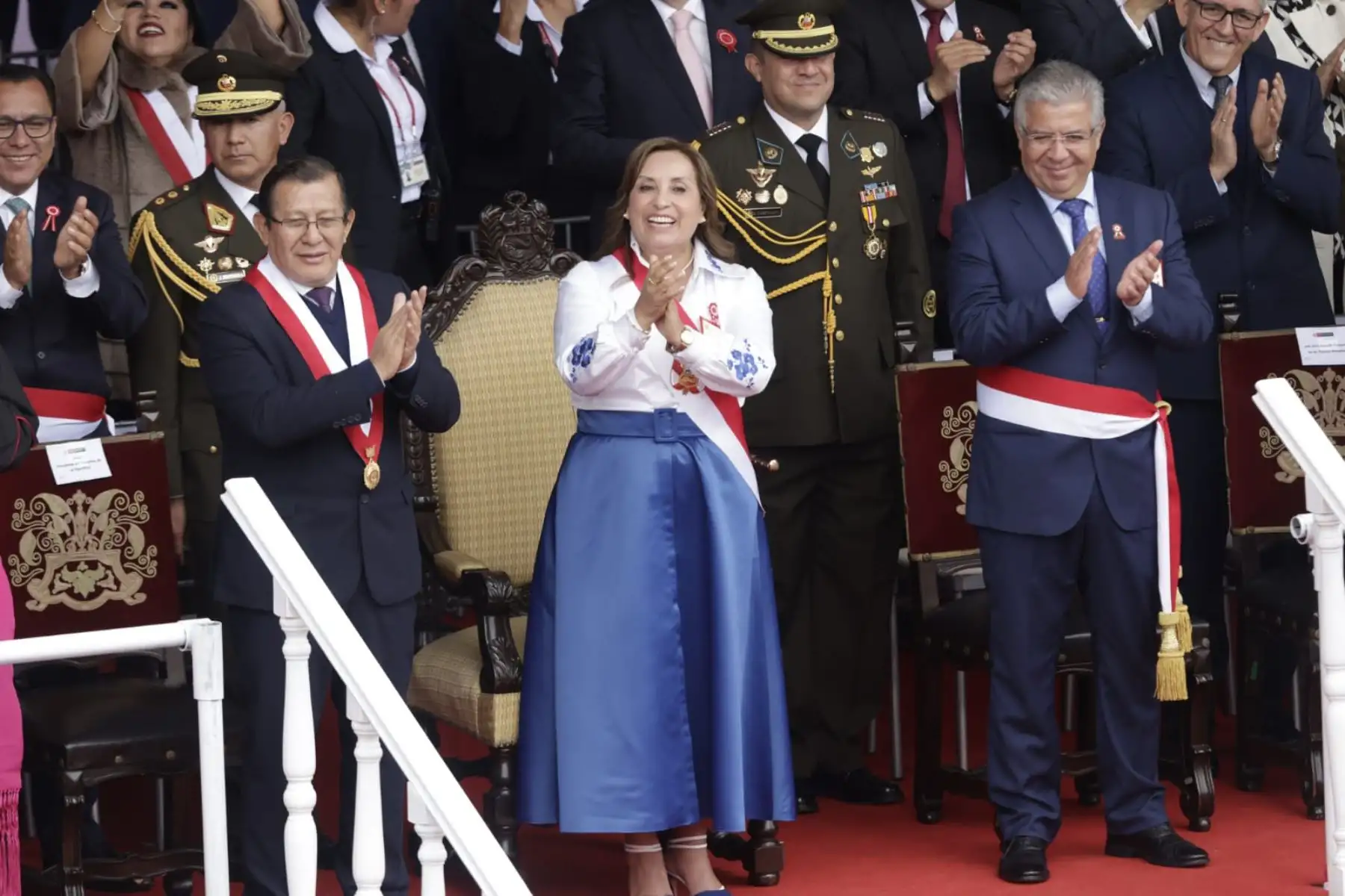 Presidenta Dina Boluarte aplaude el paso de las Brigadas de caballería de la Policía Nacional y del Ejercito que participan en la Gran Parada y Desfile Cívico Militar.  Foto: ANDINA/Luis Iparraguirre