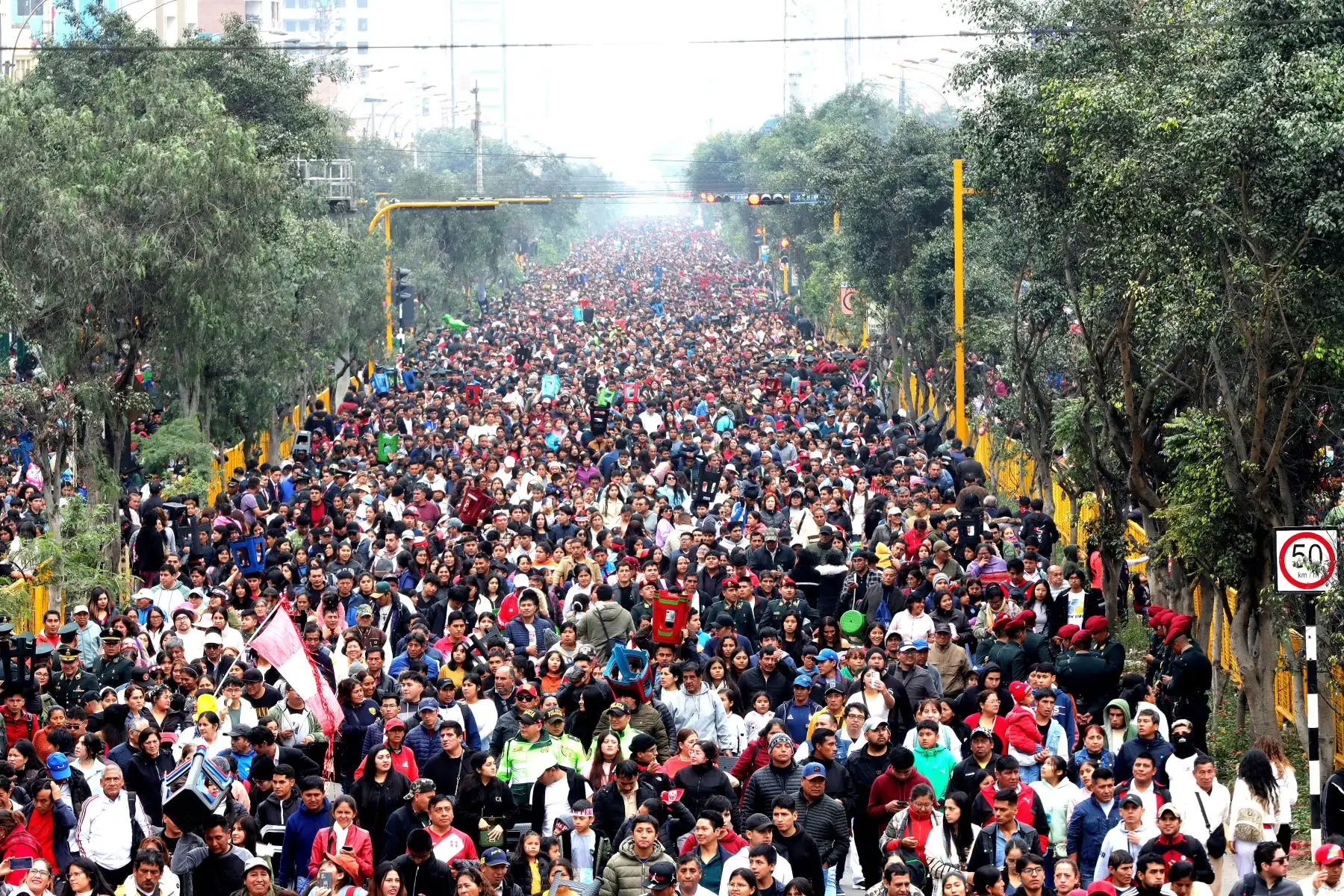 Gran Parada y Desfile Cívico Militar por fiestas patrias.
Miles de personas se desplazan por la avenida Brasil después de una jornada patriótica. Foto/ ANDINA/ Lino Chipana.