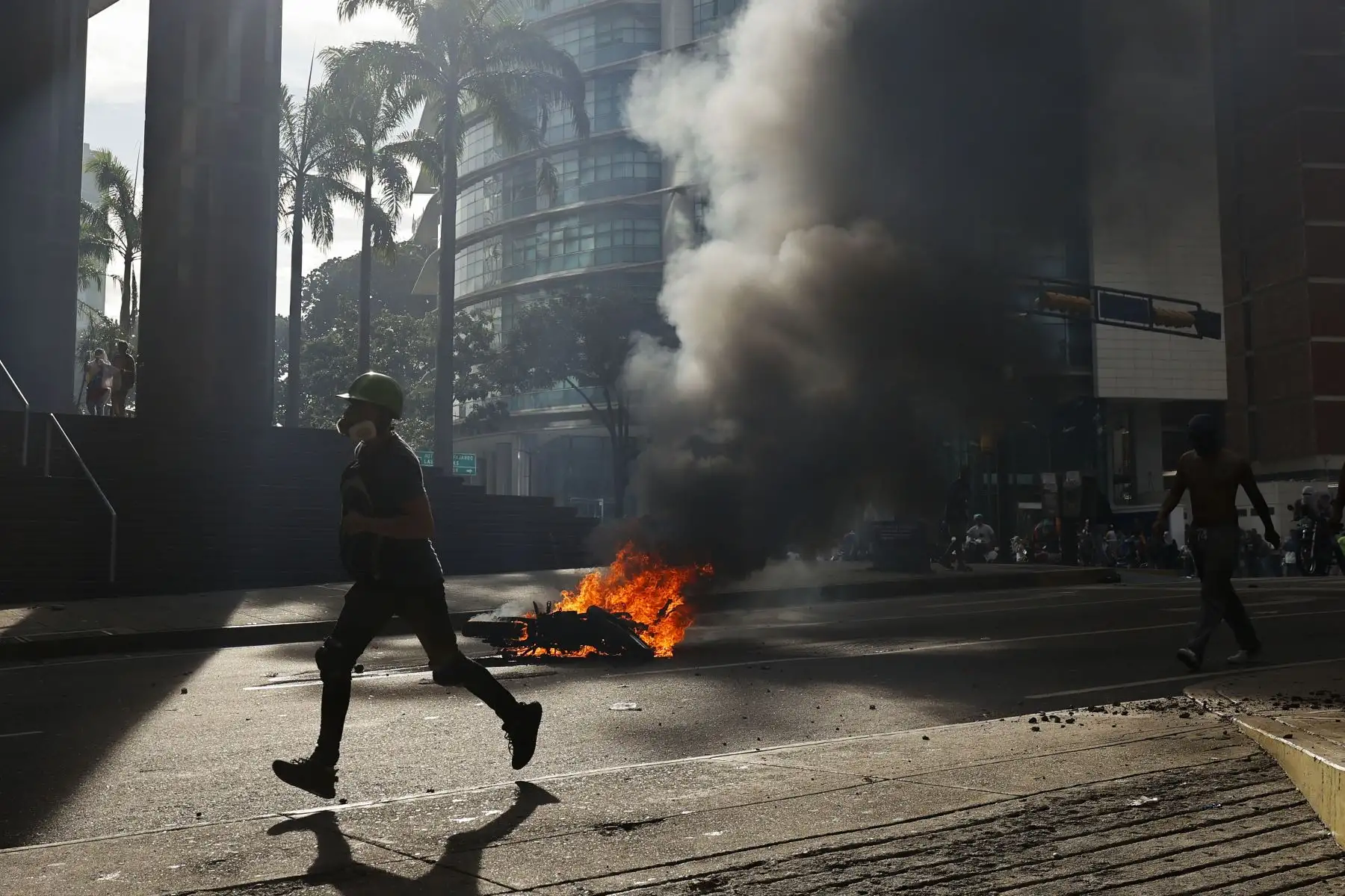 Un manifestante corre durante enfrentamientos entre opositores y miembros de la Guardia Nacional Bolivariana (GNB), por los resultados de las elecciones presidenciales este lunes, en Caracas (Venezuela).
Foto: EFE