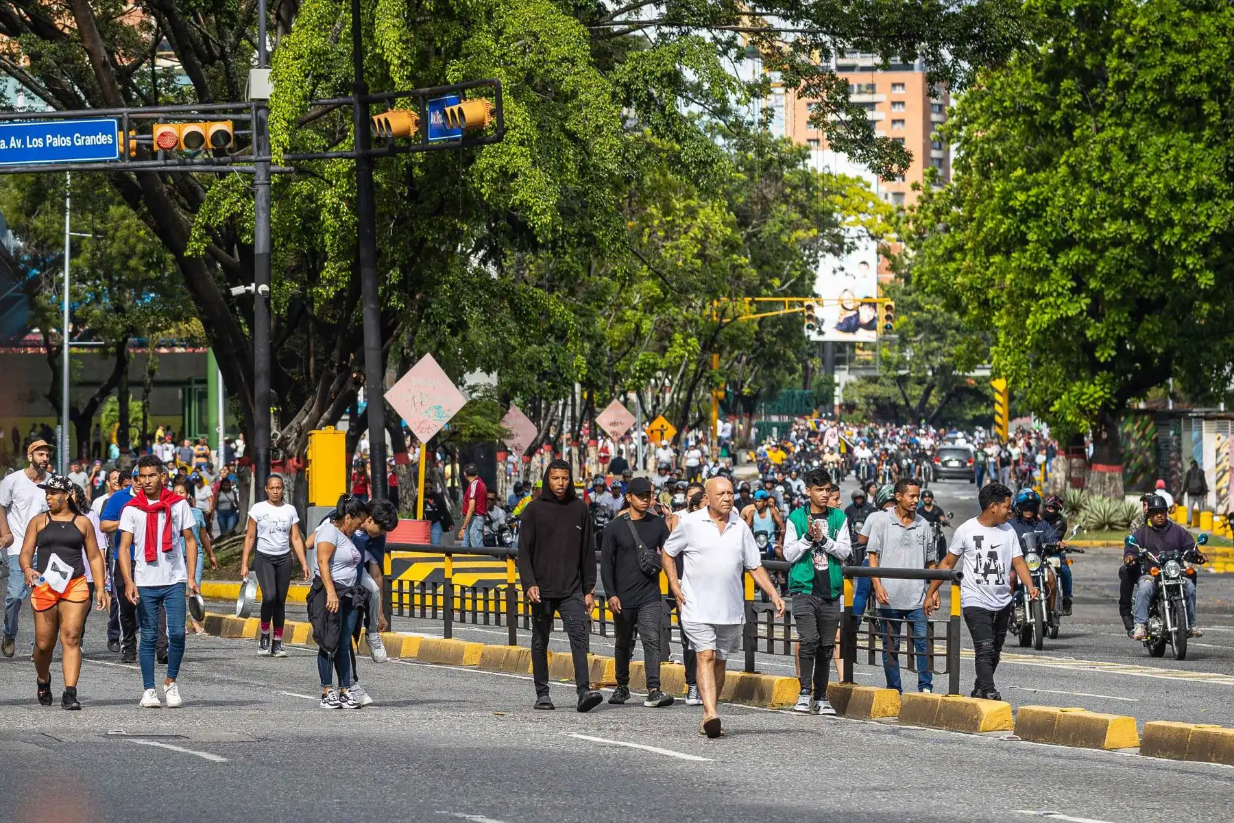 Personas recorren las calles durante una protesta por los resultados de las elecciones de este lunes, en Caracas (Venezuela). 
Foto: AFP