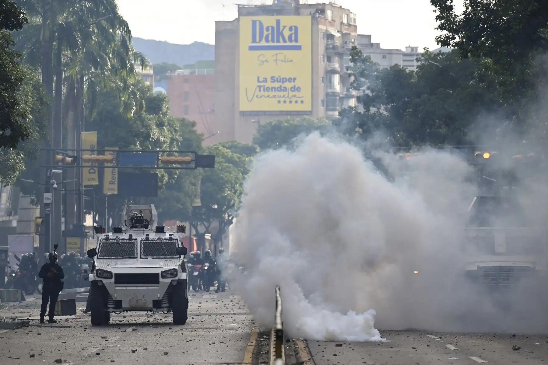 Un vehículo policial blindado atraviesa gases lacrimógenos durante una protesta contra el presidente venezolano, Nicolás Maduro, en Caracas el 29 de julio de 2024, un día después de las elecciones presidenciales venezolanas.
Foto: AFP