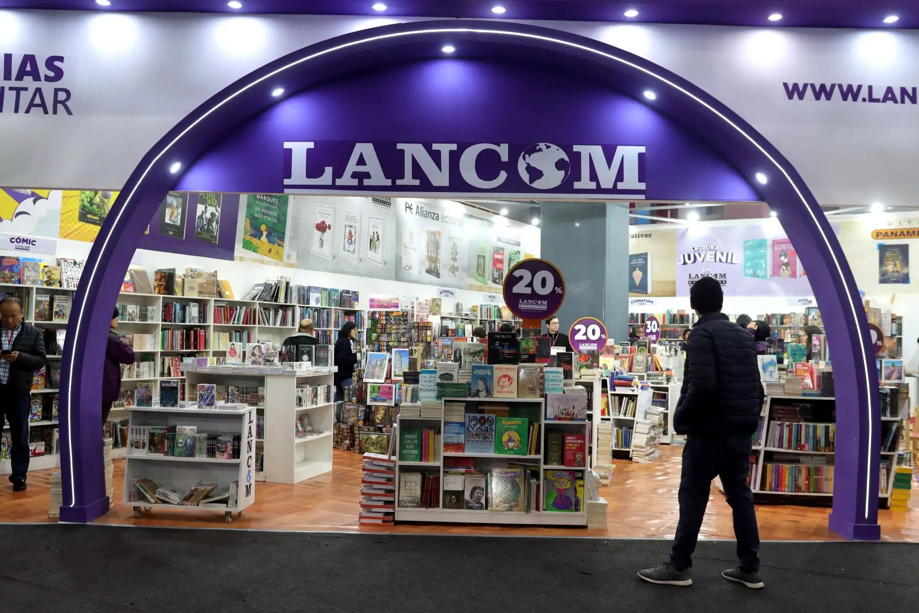 Deathnote, Tokio, Satoshi Tajiri y diversidad de libros se ofrecen en el stand de Lancom.Feria Internacional del Libro de Lima. Foto: ANDINA / Lino Chipana.