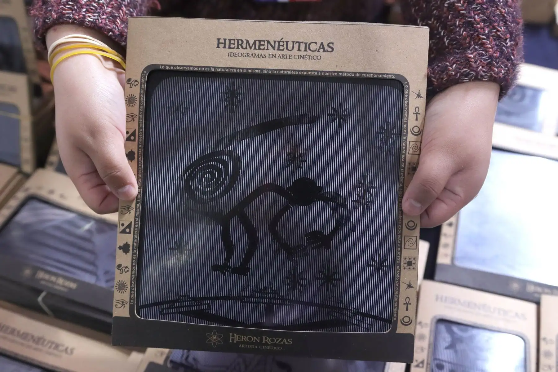 Arte cinético sobre identidad peruana se ofrece en el stand de Heron Rozas ·%. Zona Comics- FIL.Feria Internacional del Libro de Lima. Foto: ANDINA / Lino Chipana.