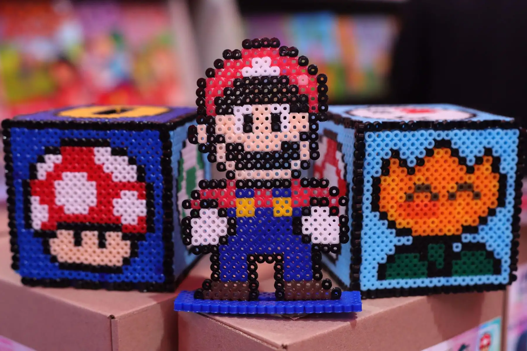 Los beads o perlas son piezas que se utilizan para hacer figuras artísticas se ofrecen en Hama Beads. Librería Peruano Británico. Foto: ANDINA / Lino Chipana.
