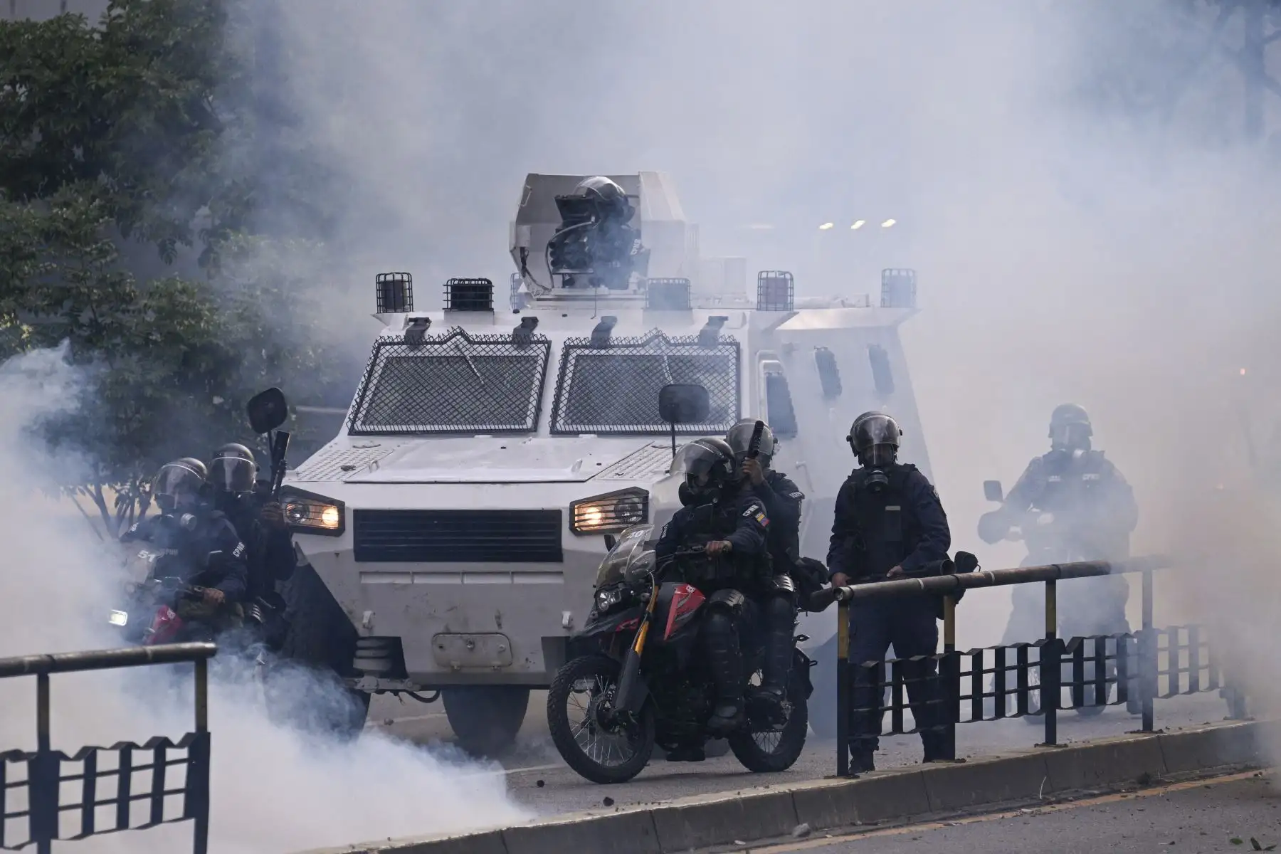 Un vehículo policial blindado atraviesa gases lacrimógenos durante una protesta contra el presidente venezolano, Nicolás Maduro, en Caracas.
Foto: AFP