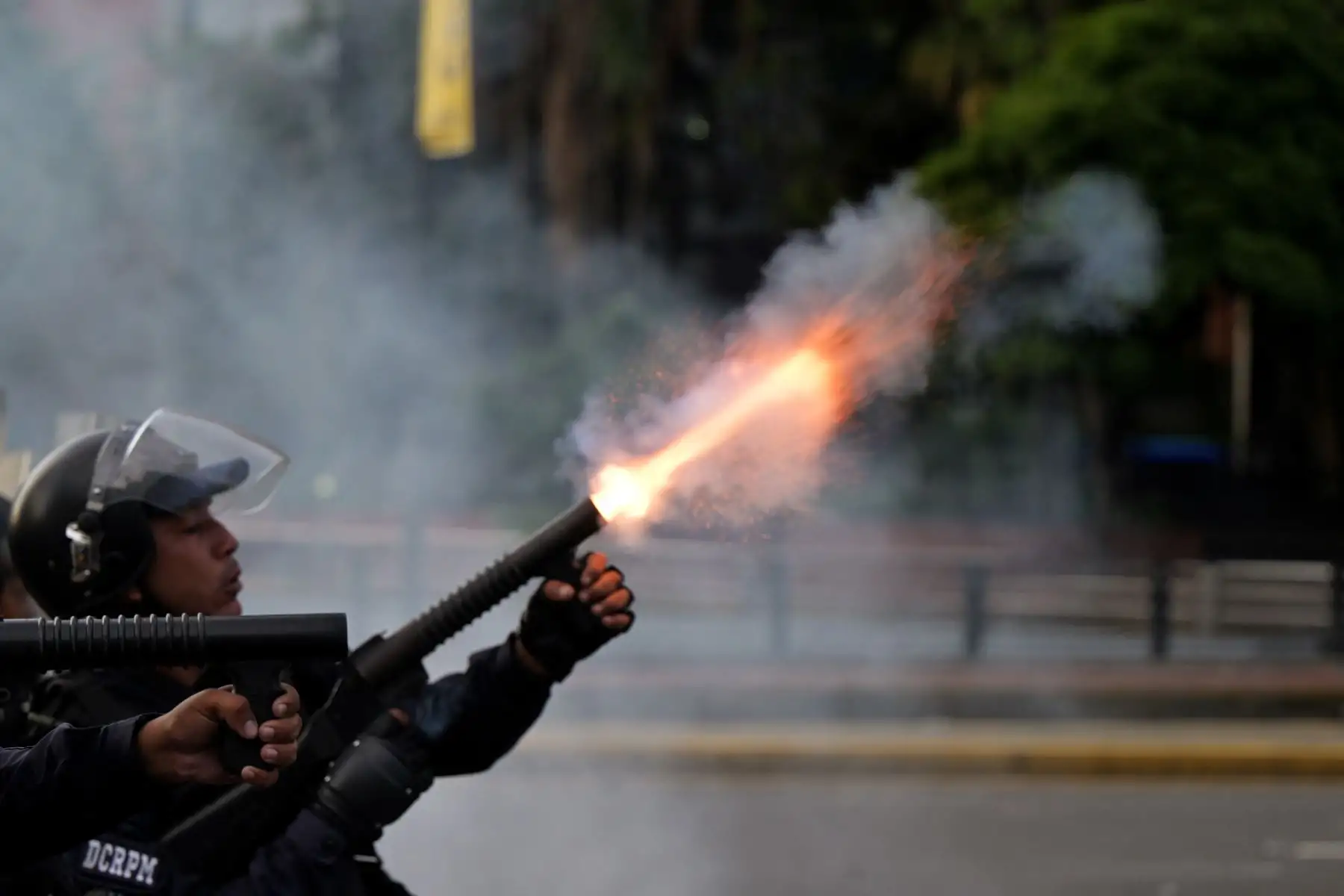 Un oficial de policía dispara gases lacrimógenos durante una protesta contra el gobierno del presidente Nicolás Maduro en Caracas, un día después de las elecciones presidenciales venezolanas.
Foto: AFP